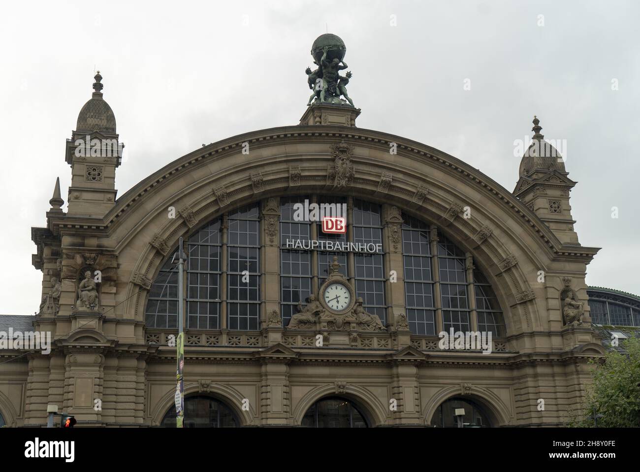 FRANKFURT, DEUTSCHLAND - 21. Oktober 2021: Die Fassade des Frankfurter Hauptbahnhofs unter grauem, düsteren Himmel Stockfoto