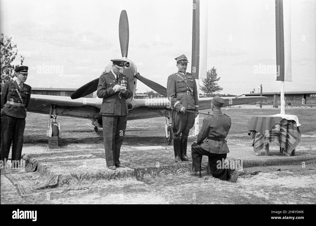 Warszawa, 1946-05-09. Obchody pierwszej rocznicy zakoñczenia II wojny œwiatowej. NZ. genera³ W³adys³aw Korczyc dokonuje uroczystego pasowania na ¿o³nierzy. po/ms PAP/Stanis³aw D¹browiecki Warschau, 9. Mai 1946. Zeremonien zum 1st. Jahrestag des Endes des Zweiten Weltkriegs Im Bild: Ein Soldat, der die Zeremonie des Generals Wladyslaw Korczyc. po/ms PAP/Stanislaw Dabrowiecki vereidigt hat Stockfoto