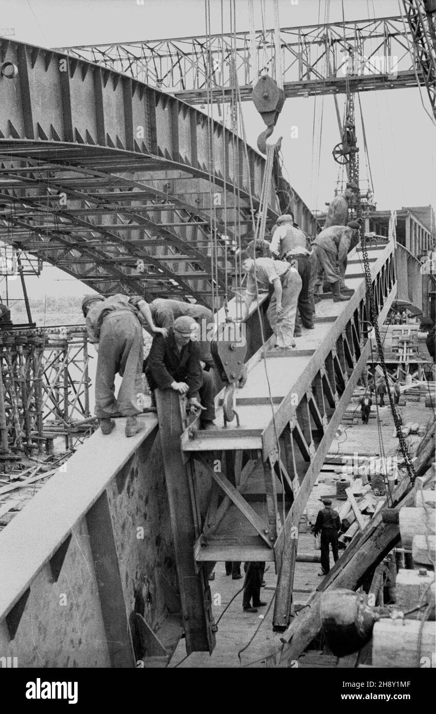 Warszawa, 1946-05-29. Odbudowa Mostu Poniatowskiego. ps/gr PAP/Kazimierz Madejski Warschau, 29. Mai 1946. Rekonstruktion der Poniatowskiego-Brücke. ps/gr PAP/Kazimierz Madejski Stockfoto