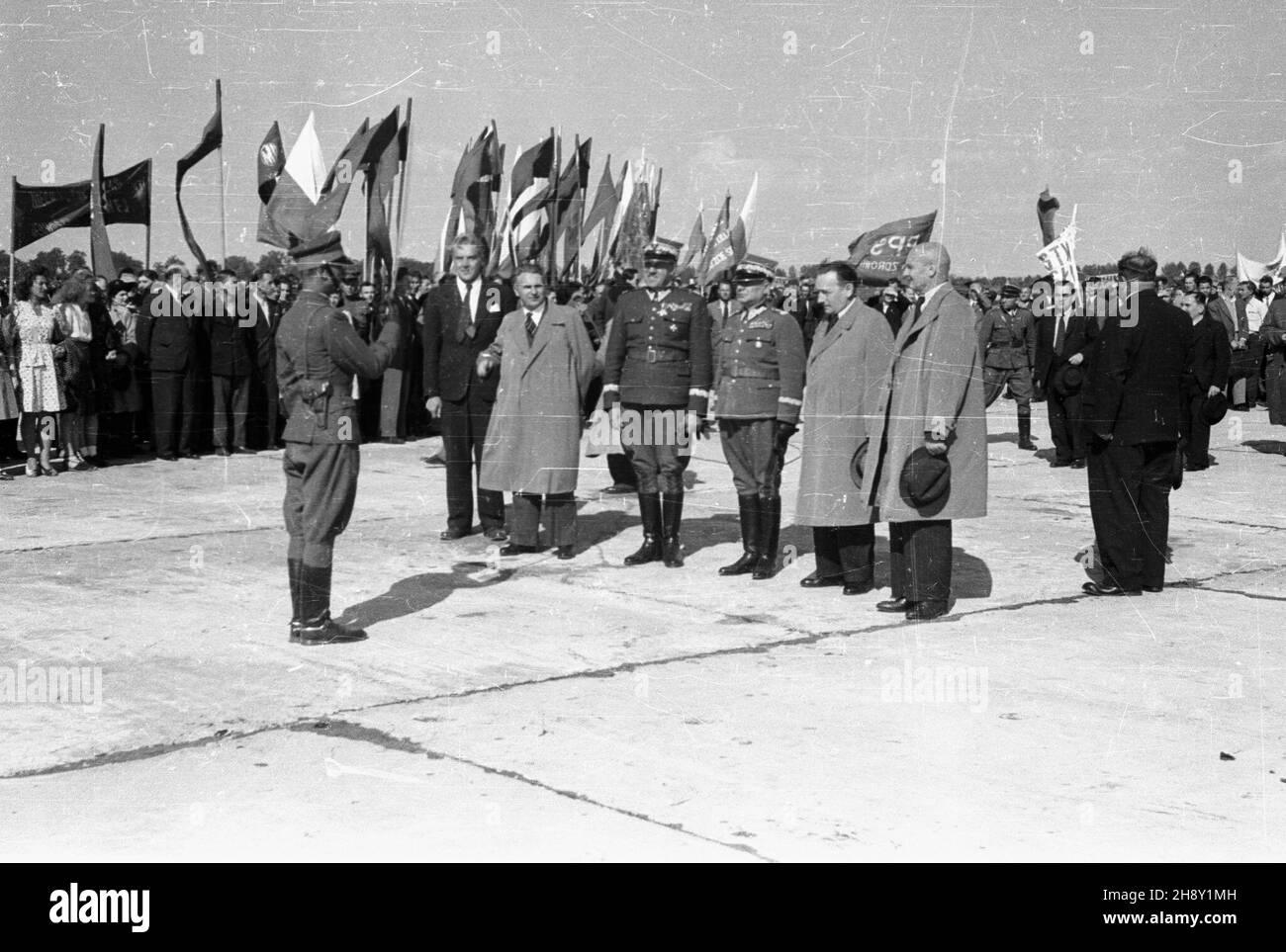 Warszawa, 1946-05-27. Powitanie polskiej delegacji na lotnisku Okêcie po powrocie z Moskwy. NZ. m.in.: wiceprezydent Krajowej Rady Narodowej Stanis³aw Szwalbe (1P), prezydent KRN Boles³aw Bierut (2P), genera³ Karol Œwierczewski (3P), Premier Edward Osóbka-Morawski (5P). ps/gr PAP/Kazimierz Madejski Warschau, 27. Mai 1946. Begrüßungszeremonien einer polnischen Delegation auf dem Flughafen Okecie nach ihrer Rückkehr aus Moskau. Im Bild: stellvertretender Vorsitzender des Polnischen Nationalrats (KRN) Stanislaw Szwalbe (1st rechts), Präsident des KRN Boleslaw Bierut (2nd rechts), General Karol Swierczewski (3rd Rig Stockfoto