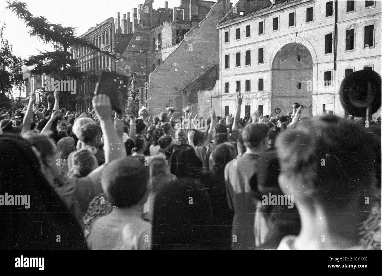 Warszawa, 1946-05-30. T³um wiernych na Krakowskim Przedmieœciu podczas uroczystego ingresu prymasa Polski Augusta Hlonda do katedry warszawskiej (wówczas koœció³ Wniebowziêcia NMP i œw. Józefa Oblubieñca, pokarmelicki, seminaryjny, który do czasu odbudowy katedry œw. Jana pe³ni³ Rolê prokatedry). ps/gr PAP/Kazimierz Madejski Warschau, 30. Mai 1946. Die Gläubigen in der Krakowskie Przedmiescie Straße während der Installation des polnischen Primas August Hlond in der Warschauer Kathedrale (damals die Kirche Mariä Himmelfahrt und der Hl. Josef der Verlobte, der Post-Karmeliter ch Stockfoto