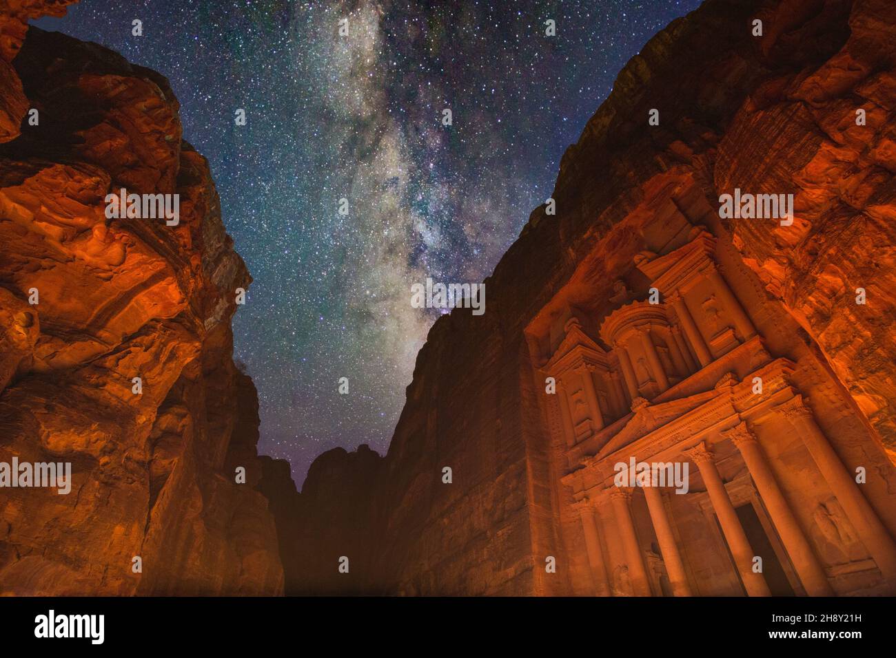 Milchstraße in Petra, Jordanien, eingefangen. Mehrere Aufnahmen wurden gemischt, um verblasste Schwänze auf Sternspuren zu haben. Stockfoto