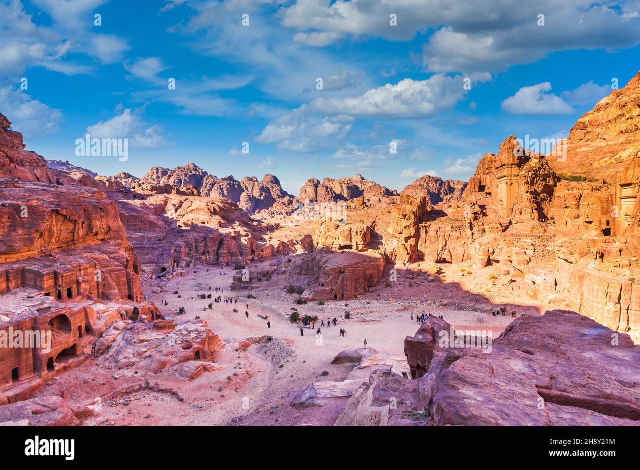 Panoramablick vom Weg zum Hohen Opfer über Petra, einem der neuen Sieben Weltwunder, Jordanien Stockfoto