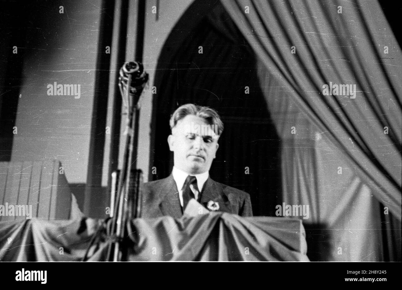 Warszawa, 1946-06-01. Otwarcie Kongresu Towarzystwa PrzyjaŸni Polsko-Radzieckiej w sali Romy. NZ. Przemawia Premier Edward Osóbka-Morawski. ps/gr PAP/Kazimierz Madejski Warschau, 2. Juni 1946. Eröffnung des Kongresses der Polnisch-Russischen Freundschaftsgesellschaft in der Roma-Halle. Im Bild: PM Edward Osobka-Morawski. ps/gr PAP/Kazimierz Madejski Stockfoto