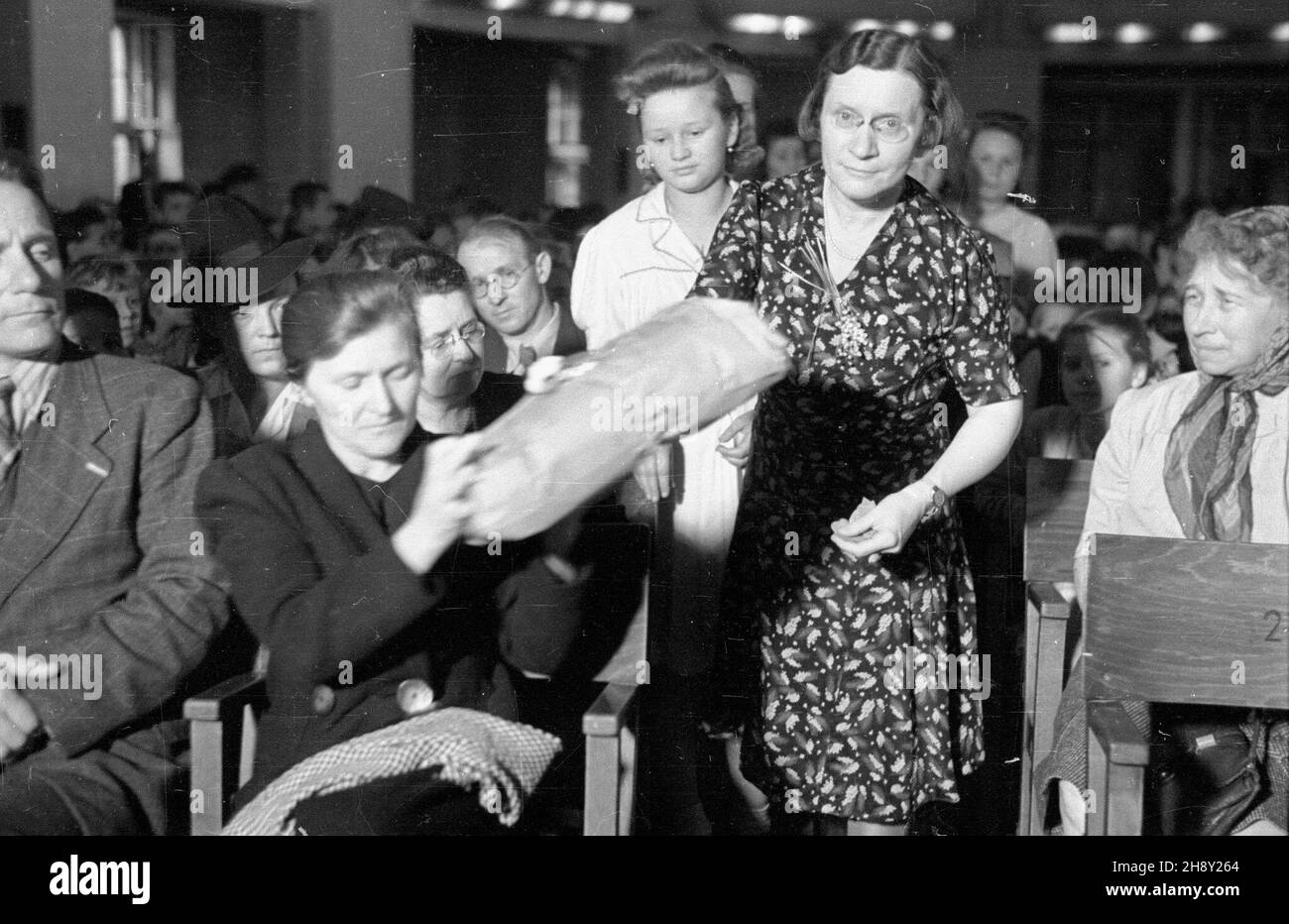 Warszawa, 1946-06-01. Obchody Tygodnia Polskiego Czerwonego Krzy¿A (01,06-10,06). NZ. Rozdawanie paczek. ps/gr PAP Warschau, 1. Juni 1946. Feierlichkeiten anlässlich der Woche des Polnischen Roten Kreuzes (1. Und 10. Juni). Im Bild: Die Verteilung der Pakete. ps/gr PAP Stockfoto