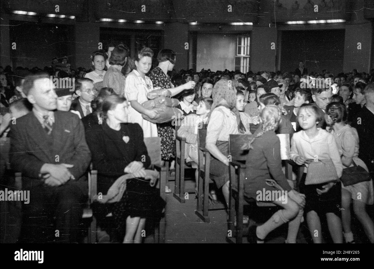 Warszawa, 1946-06-01. Obchody Tygodnia Polskiego Czerwonego Krzy¿A (01,06-10,06). NZ. Rozdawanie paczek. ps/gr PAP Warschau, 1. Juni 1946. Feierlichkeiten anlässlich der Woche des Polnischen Roten Kreuzes (1. Und 10. Juni). Im Bild: Die Verteilung der Pakete. ps/gr PAP Stockfoto