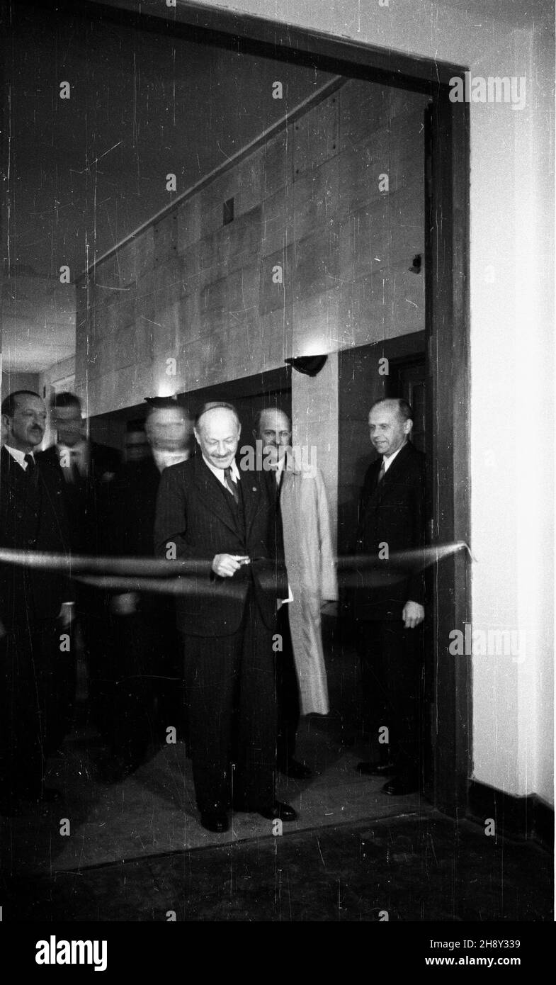 Warszawa, 1946-06. Wystawa wspó³czesnych rysunków francuskich w Muzeum Narodowym. Z inicjatywy dr. Pierre Francastel’a (nz. 1L) attaché ambasady francuskiej ds. kultury zaprezentowano prace osiemnastu autorów m.in. André Fougeron’a, Edouarda Pignon’a, Leona Gischia. NZ. Otwarcie wystawy, m.in. minister kultury i sztuki W³adys³aw Kowalski (2P), Minister spraw zagranicznych Zygmunt Modzelewski (przecina wstêgê), dyrektor Muzeum Narodowego Stanis³aw Lorentz (1P). uu PAP/Stanis³aw D¹browiecki Dok³adny dzieñ wydarzenia nieustalony. Warschau, Juni 1946. Die Ausstellung des zeitgenössischen französischen dr Stockfoto