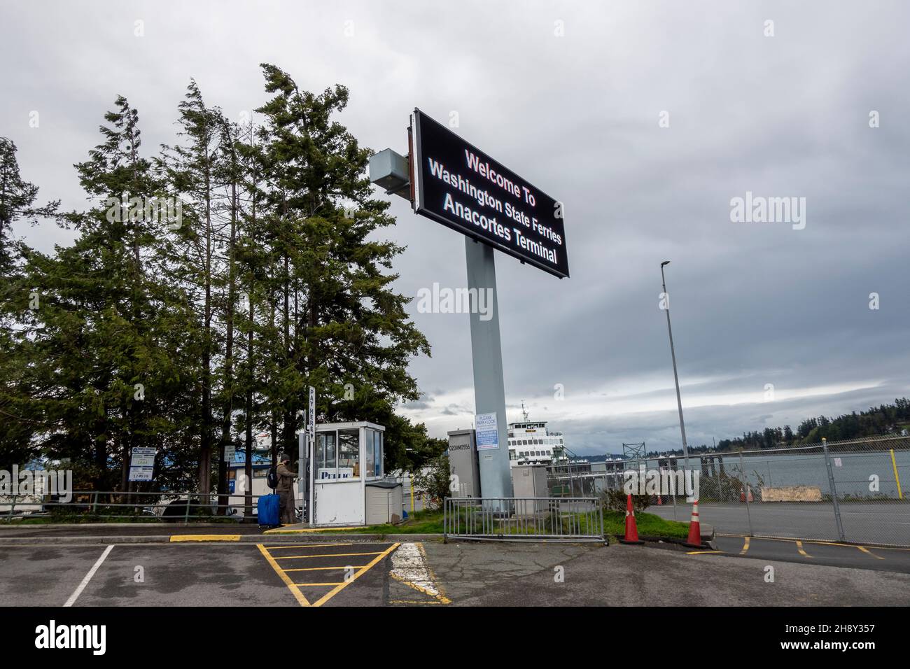 Anacortes, WA USA - ca. November 2021: Straßenansicht des Parkplatzes des Washington State Ferry Terminal. Stockfoto