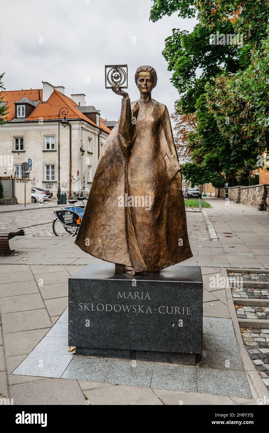 Warschau, Polen - 20,2021. September. Bronzeskulptur von Maria Sklodowska Curie, polnischer französischer Physikerin und Chemikerin, erste Frau, die den Nobelpreis erhielt. Statue Stockfoto