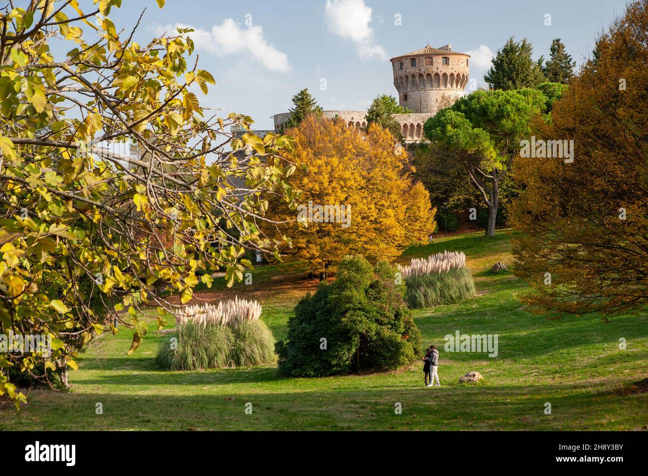 Volterra, Pisa - 2021. November 11: Die Fortezza Medicea (Medici-Festung) ist auf dem höchsten Punkt des Hügels, in einem schönen Park, mit Blick auf gebaut Stockfoto