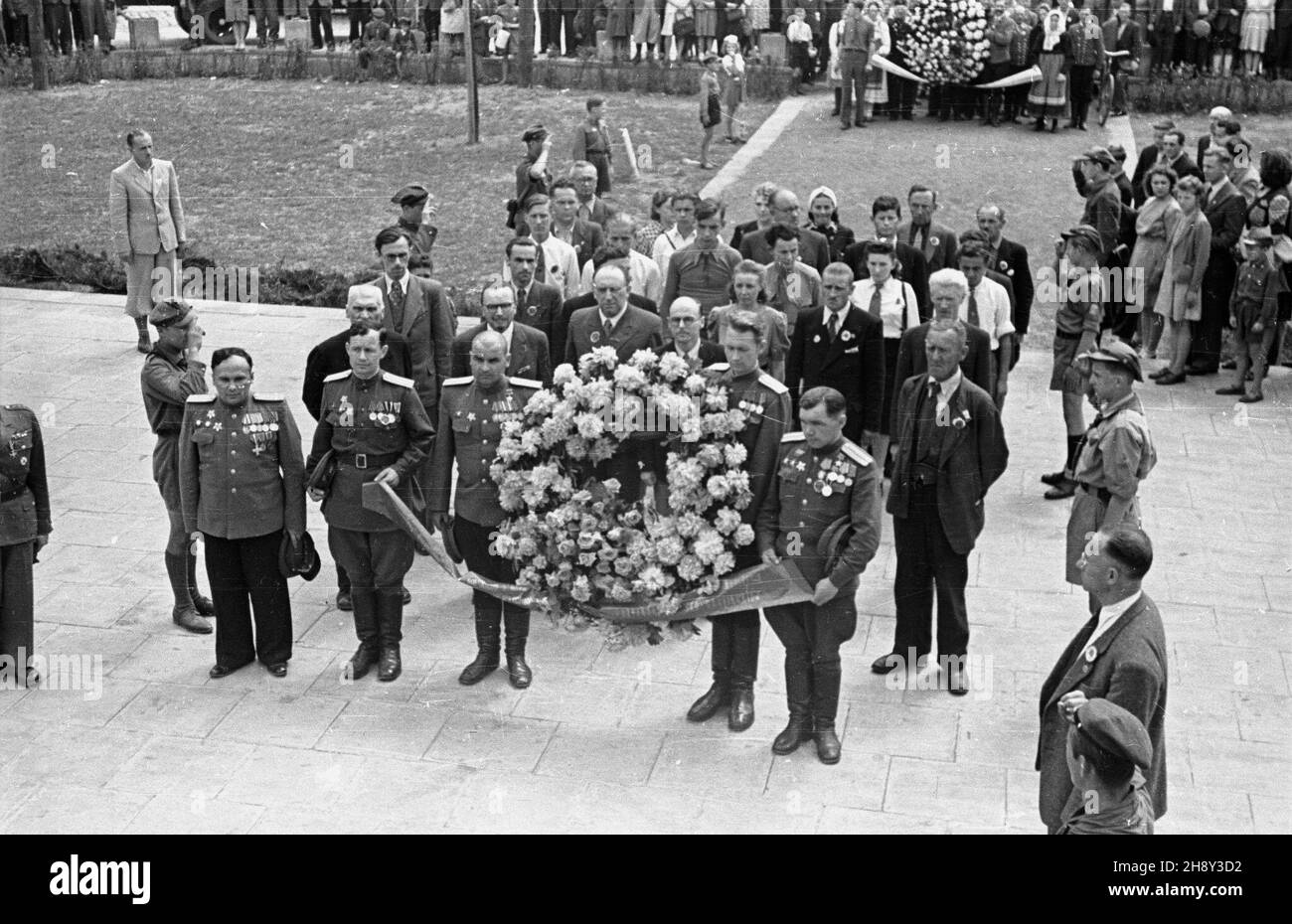 Warszawa, 1946-06-02. Uczestnicy delegacji radzieckiej na Kongres Towarzystwa PrzyjaŸni Polsko-Radzieckiej sk³adaj¹ wieniec przy pomniku Braterstwa Broni na Pradze. ps/gr PAP/Kazimierz Madejski Warschau, 2. Juni 1946. Mitglieder einer sowjetischen Delegation beim Kongress der Polnisch-Sowjetischen Freundschaftsgesellschaft, die einen Kranz am Denkmal der Waffenbruderschaft im Bezirk Praga niederlegt. ps/gr PAP/Kazimierz Madejski Stockfoto