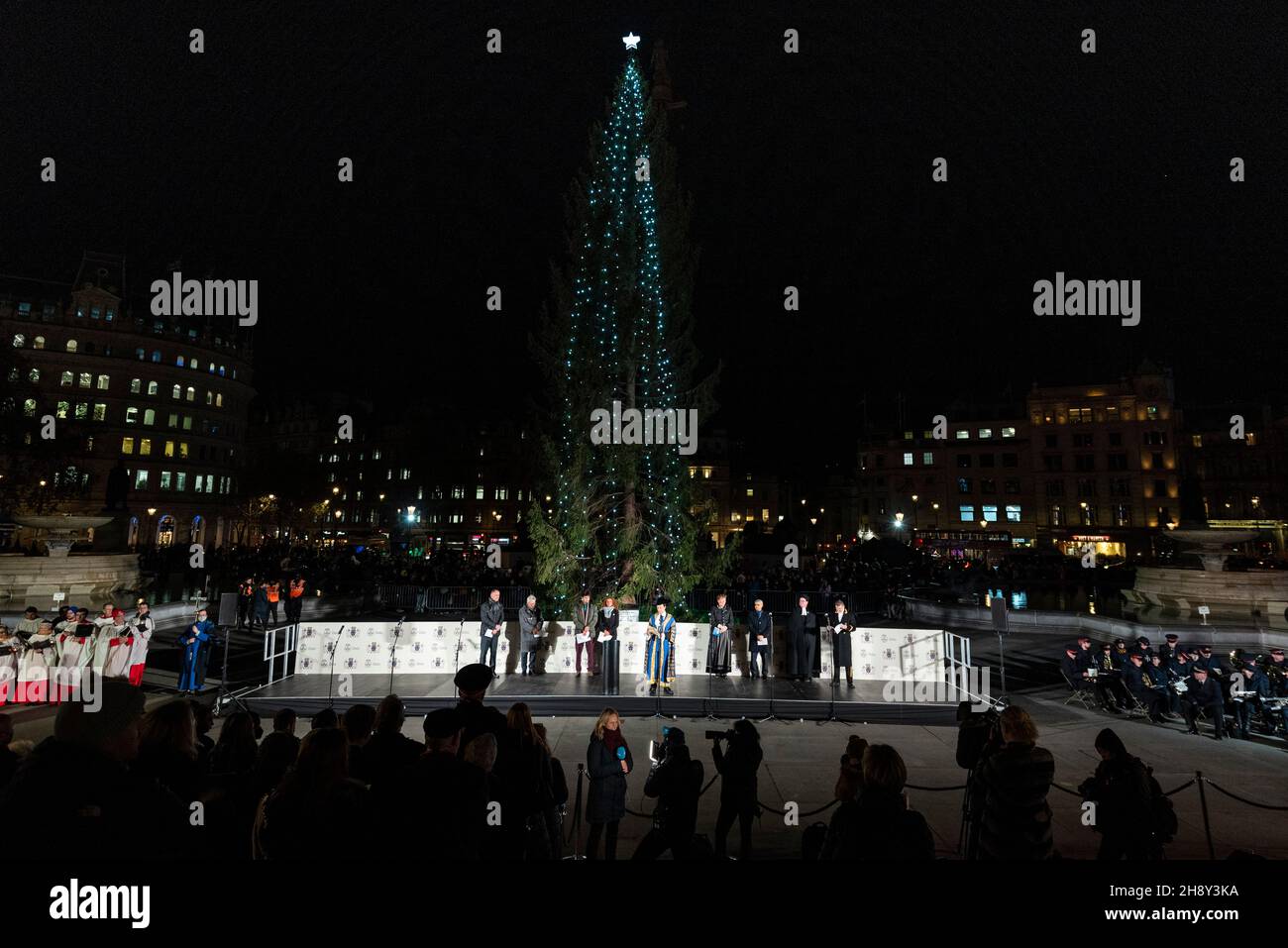 London, Großbritannien. 2. Dezember 2021. Auf dem Trafalgar Square findet seit zwei Jahren die erste persönliche Zeremonie zum Leuchten des Weihnachtsbaums statt, die aufgrund der Pandemie von Covid-19 stattfindet. Der Baum ist ein jährliches Geschenk der norwegischen Bevölkerung als Dankeschön für die Unterstützung des Vereinigten Königreichs für Norwegen während des Zweiten Weltkriegs. Die diesjährige norwegische Fichte ist 24m hoch, etwa 80 Jahre alt und im traditionellen norwegischen Stil mit 500 weißen Lichtern dekoriert. Kredit: Stephen Chung / Alamy Live Nachrichten Stockfoto