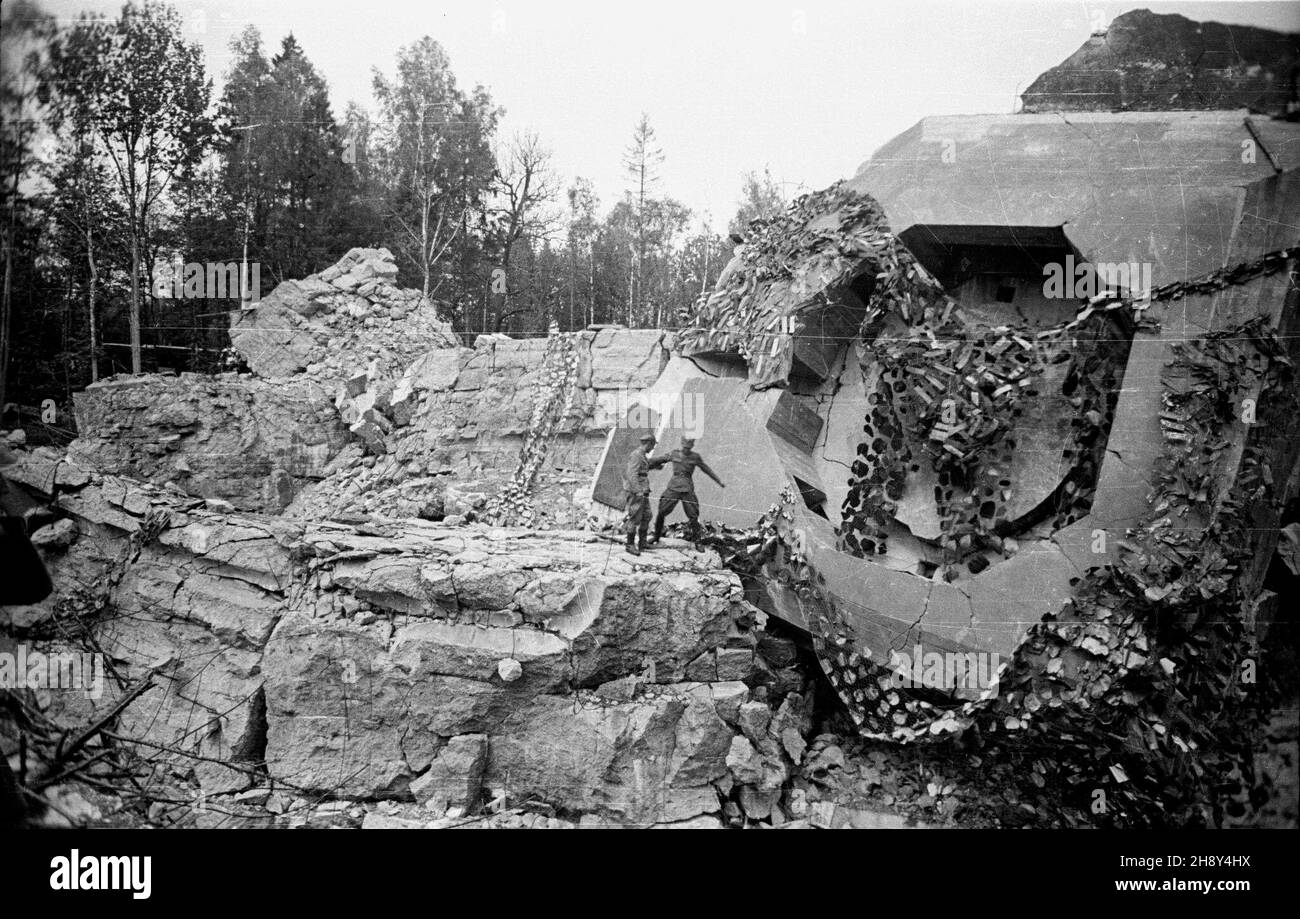 Kêtrzyn, 1946-06-10. W pobli¿U wsi Gier³o¿ (d. Gerlitz), na terenie ufortyfikowanym zwanym Wilczym Szañcem (niem. Wolfsschanze), w latach 1941-1944 mieœci³a siê tajna kwatera g³ówna Adolfa Hitlera i Naczelnego Dowództwa Si³ Zbrojnych III Rzeszy. NZ. Ruiny Bunkra na terenie Wilczego Szañca. pw PAP/Jerzy Baranowski Ketrzyn, 10. Juni 1946. Die Wolfsschanze-Feldzentrale von Adolf Hitler und das Oberkommando der 3rd Reichswehr in der Nähe der Ortschaft Gierloz (Fomer Gerlitz) in den Jahren 1941-1944. Im Bild: Bunkerruinen an der Wolfsschanze. pw PAP/Jerzy Baranowski Stockfoto