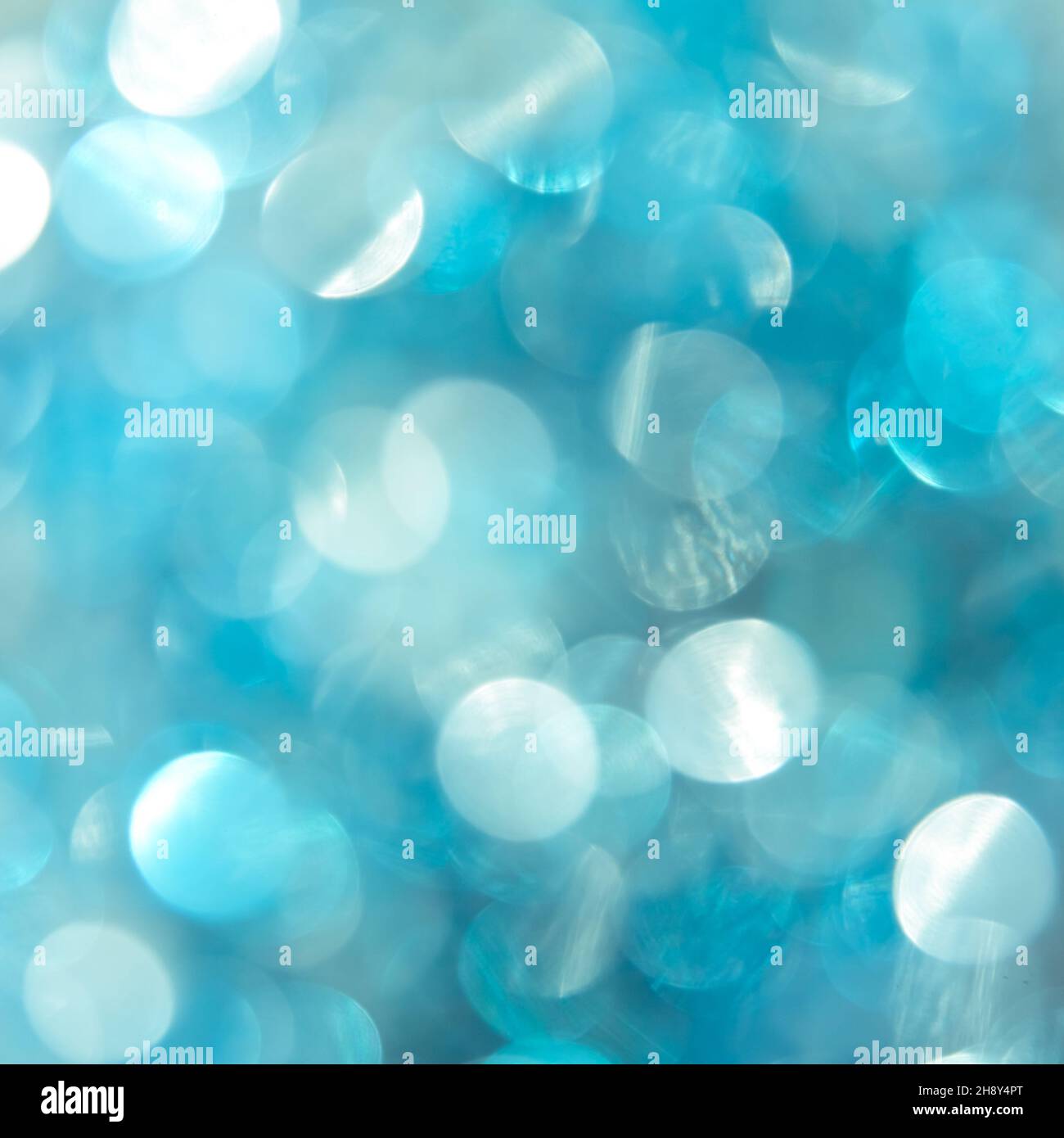 Abstrakter Bokeh-Hintergrund. Schöner blauer Hintergrund. Verschwommenes Glitzer schimmerndes Staubmakro aus nächster Nähe. Stockfoto