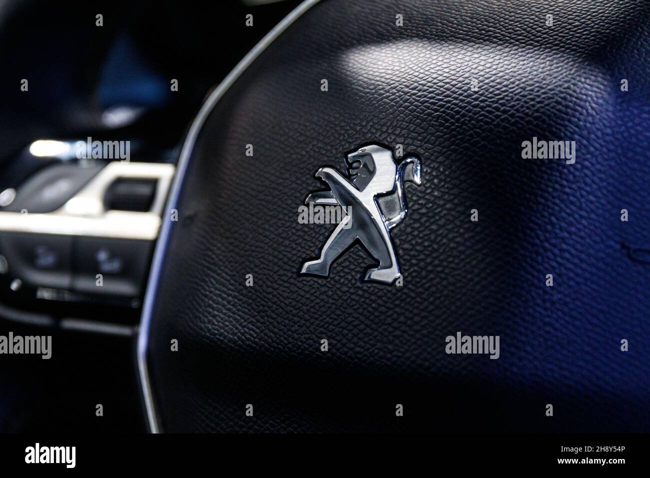 Peugeot Firmenlogo auf dem Auto. Peugeot ist eine französische Automobilmarke von Stellantis. Lion-Logo auf dem Auto Stockfoto