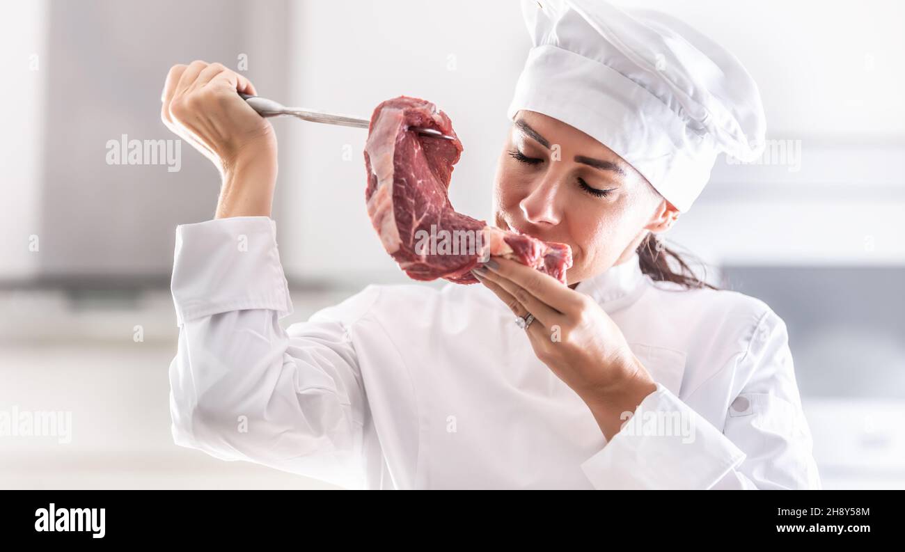 Die Köchin in rondon duftet gerne frisch geschnittenes rotes Fleisch. Stockfoto