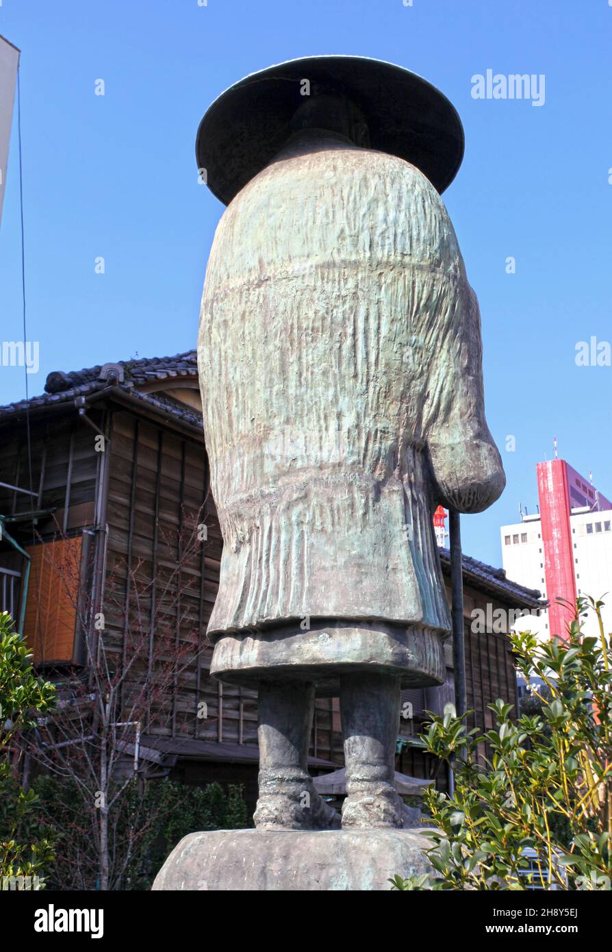 Statue des heiligen Shinran, Gründer der buddhistischen Schule Jodo Shinshu im Tsukiji Honganji Tempel in Tokio, Japan. Stockfoto