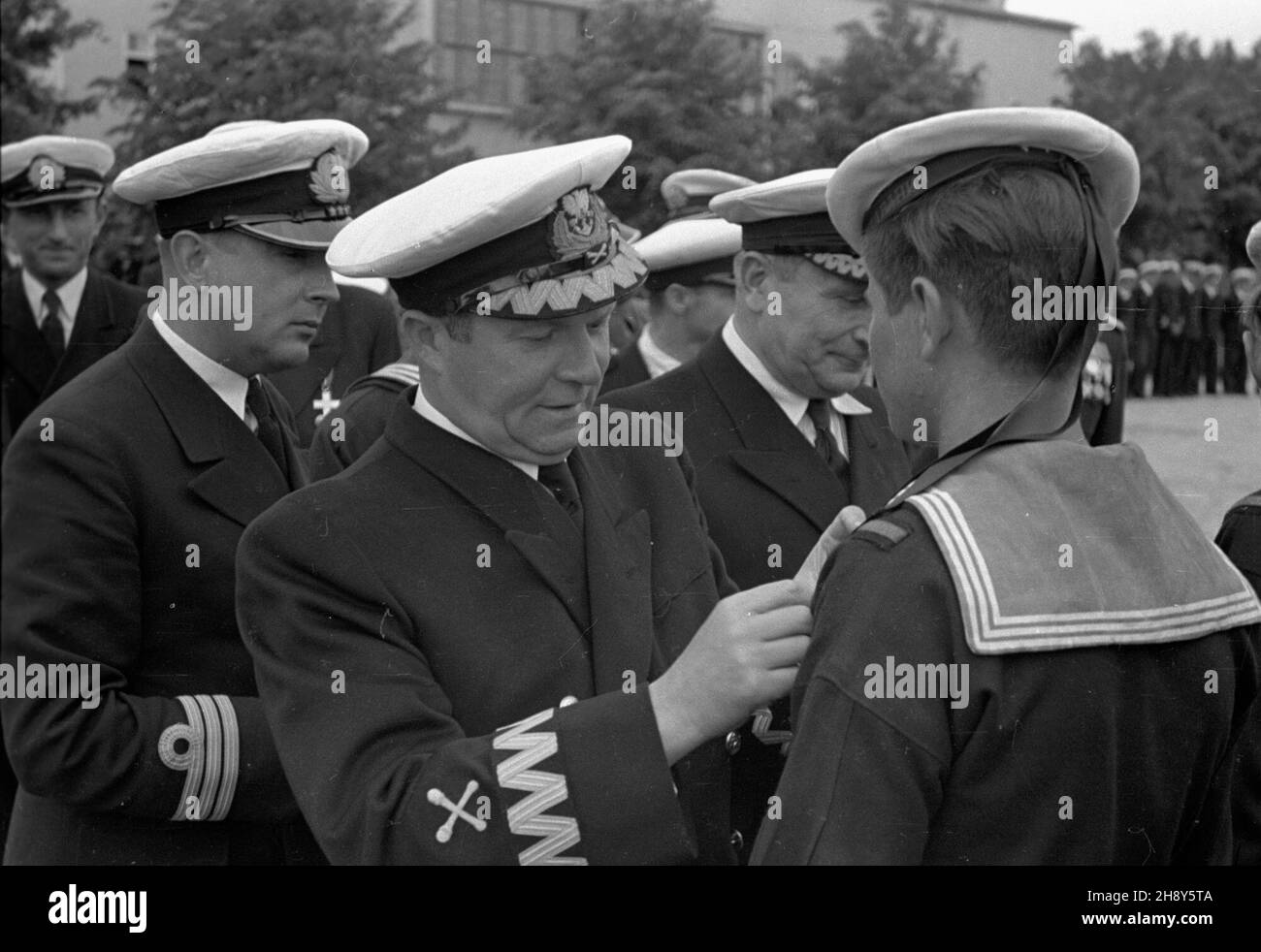 Gdynia, 1946-06-23. Po¿egnanie radzieckich marynarzy-instruktorów w porcie Marynarki Wojennej na Oksywiu. Przez 3 miesi¹ce instruktorzy z ZSRR szkolili polskich marynarzy. NZ. marsza³ek Micha³ Rola-¯ymierski dekoruje marynarzy radzieckich Krzy¿em Zas³ugi. ps/gr PAP/Sprudin Gdynia, 23. Juni 1946. Abschied von sowjetischen Instruktoren im Seehafen der polnischen Marine in Oksywie, die polnische Seeleute 3 Monate lang ausbildeten. Im Bild: Marschall Michal Rola-Zymierski schmückt mit dem Verdienstkreuz sowjetischer Matrosen. ps/gr PAP/Sprudin Stockfoto