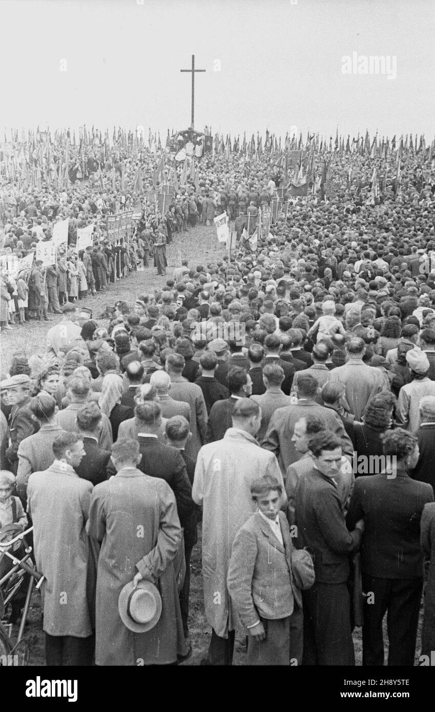 Palmiry, 1946-06-23. Uroczystoœci pogrzebowe Macieja Rataja na cmentarzu w Palmirach. Na pogrzeb przyby³o Ponad 40 tysiêcy osób. Rataj by³ marsza³kiem Sejmu w latach 1922-28, dzia³aczem Polskiego Stronnictwo Ludowego Piast, prezesem Stronnictwo Ludowego. Podczas wojny dzia³a³ w S³u¿bie Zwyciêstwu Polsce. Aresztowany przez Niemców i rozstrzelany w Palmirach 21 czerwca 1940 r. ms PAP/Stanis³aw D¹browiecki Palmiry, 23. Juni 1946. Trauerzeremonien von Maciej Rataj auf dem Friedhof von Palmiry. Über 40.000 Personen kamen zur Beerdigung.Rataj war Sejm-Sprecher von 1922 bis 28, Aktivist der Pias Stockfoto