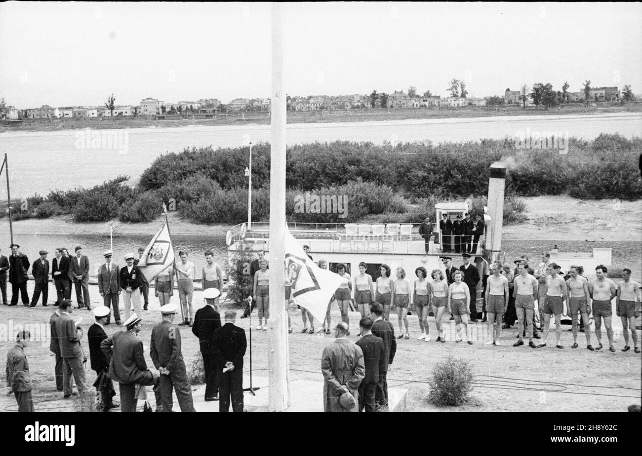 Warszawa, 1946-06-23. W obecnoœci przedstawicieli w³adz samorz¹dowych Warszawy, klubów wioœlarskich oraz zaproszonych goœci odby³a siê uroczystoœæ podnesienia bandery na przystani Miejskiego Klubu Sportowego Syrena. NZ. wioœlarze i zgromadzeni goœcie. msa PAP/Kazimierz Madejski Warschau, 23. Juni 1946. Eine Zeremonie zum Anheben der Flagge am Yachthafen des städtischen Sportclubs Syrena in Anwesenheit von Vertretern der Warschauer Selbstverwaltung, Ruderclubs und geladenen Gästen. Bild: Ruderer und geladene Böen. msa PAP/Kazimierz Madejski Stockfoto