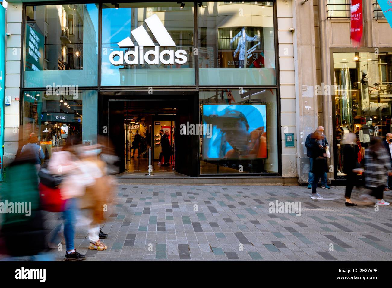 Adidas Store. Adidas Store in der Istiklal Avenue oder Istiklal Caddesi in türkischer Sprache. Bewegung der Menschen. Taksim Istanbul Türkei - 11.13.2021 Stockfoto