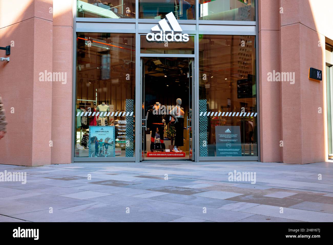 Adidas Store. Adidas Store in der Mall ohne Menschen. Berühmter Markenladen. Galataport Istanbul Türkei - 11.13.2021 Stockfoto