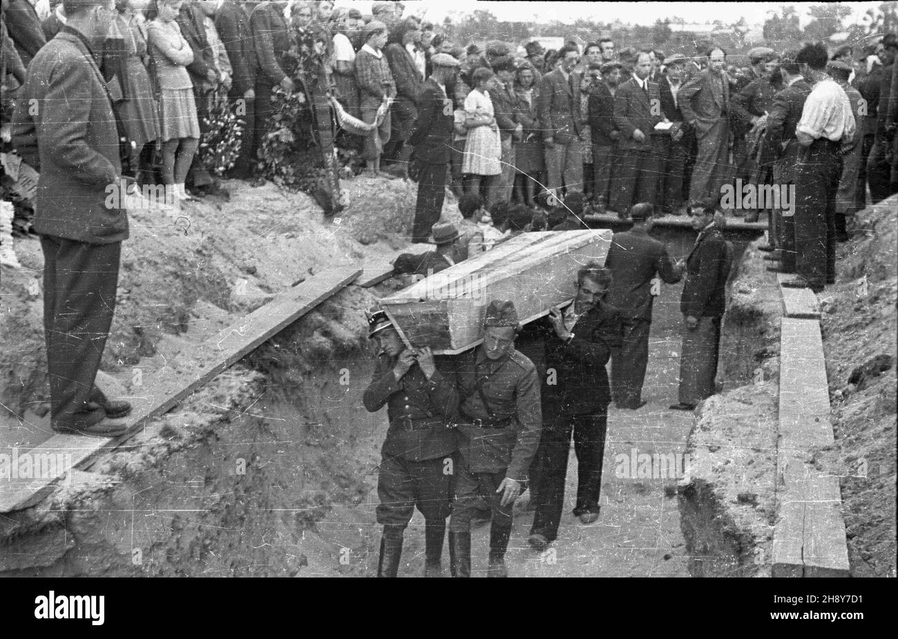 Kielce, 1946-07-08. Pogrzeb ofiar pogromu kieleckiego. Bezpoœredni¹ przyczyn¹ wybuchu agresji w stosunku do ludnoœci ¿ydowskiej w mieœcie by³a plotka o rzekomym uwiêzieniu przez ¯ydów w piwnicy budynku przy ulicy Planty 7 oœmioletniego ch³opca, Henryka B³aszczyka w celu dokonania na nim mordu rytualnego. W czasie pogromu œmieræ od pobicia albo postrza³u ponios³o 40 ¯ydów i 2 Polaków. gr PAP Kielce, 8. Juli 1946. Die Beerdigung der Opfer des Pogroms von Kielce. Der unmittelbare Grund für den Ausbruch der Aggression gegen die örtliche jüdische Gemeinde war ein Gerücht über die angebliche Inhaftierung Stockfoto