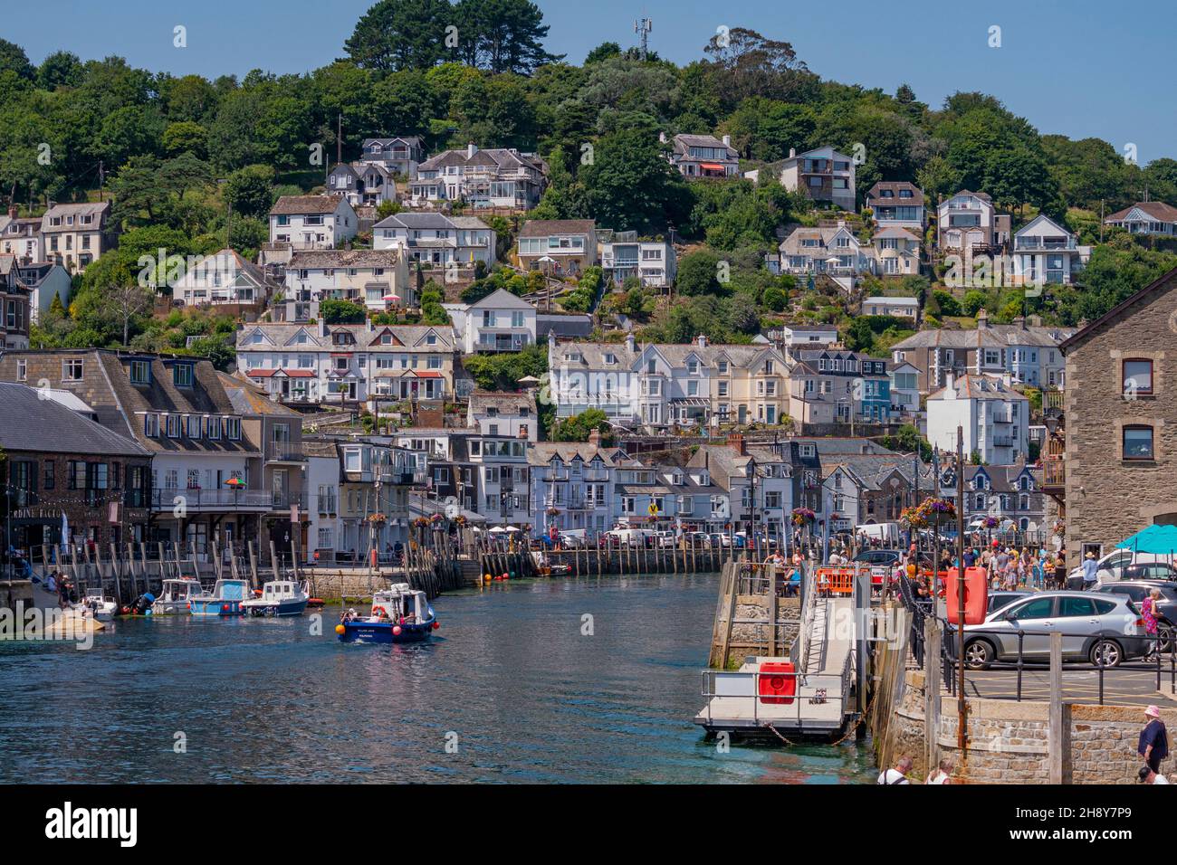 East Looe River und die Hangwohnungen von West Looe - Looe, Cornwall, Großbritannien. Stockfoto