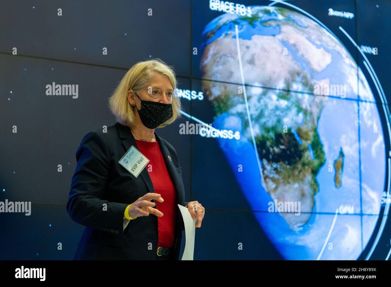 Greenbelt, Vereinigte Staaten von Amerika. 05. November 2021. NASA Goddard Deputy Administrator Pam Melroy präsentiert Datenvisualisierungen und erdwissenschaftliche Implikationen aktueller Satellitenmissionen mit dem Hyperwall für Vice President Kamala Harris im Goddard Space Flight Center, 5. November 2021 in Greenbelt, Maryland. Quelle: Taylor Mickal/NASA/Alamy Live News Stockfoto