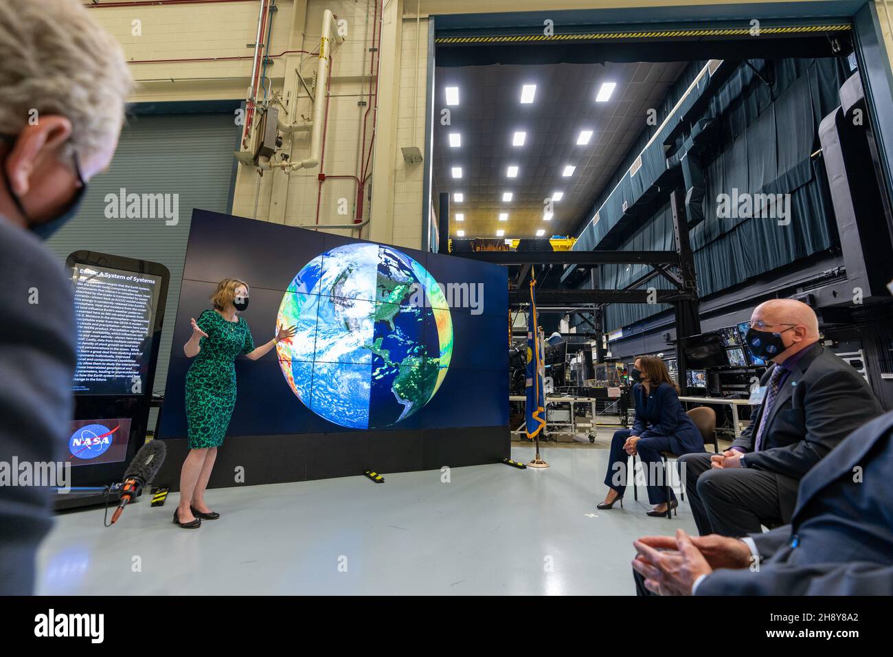 Greenbelt, Vereinigte Staaten von Amerika. 05. November 2021. Die US-Vizepräsidentin Kamala Harris, Mitte, hört Dr. Lesley Ott, die Datenvisualisierungen und die erdwissenschaftlichen Implikationen aktueller Satellitenmissionen mit Goddards Hyperwall im Goddard Space Flight Center vorstellt, 5. November 2021 in Greenbelt, Maryland. Quelle: Taylor Mickal/NASA/Alamy Live News Stockfoto