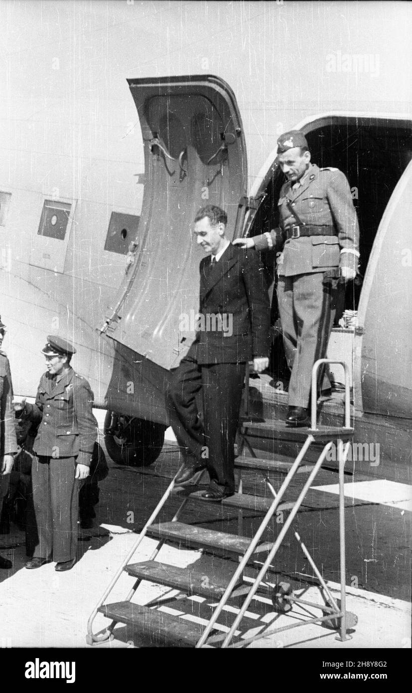 Warszawa, Okêcie, 1946-07-17. Powitanie delegacji hiszpañskiej, która przyjecha³a na uroczystoœæ 10-tej rocznicy rozpoczêcia Walk w Hiszpanii. NZ. pose³ nadzwyczajny ich Minister pe³nomocnik Manuel Sanchez Arcas (w ciemnym garniturze) wysiada z samolotu. msa PAP/Stanis³aw D¹browiecki Warschau, Flughafen Okecie, 17. Juli 1946. Begrüßung der spanischen Delegation, die zu den Feierlichkeiten zum 10th. Jahrestag des Ausbruchs des Bürgerkrieges in Spanien nach Polen gekommen ist. Im Bild: Sondergesandter und bevollmächtigter Minister Manuel Sanchez Arcas (in dunkler Farbe) verlässt das Flugzeug. msa PAP/Stanislaw Stockfoto