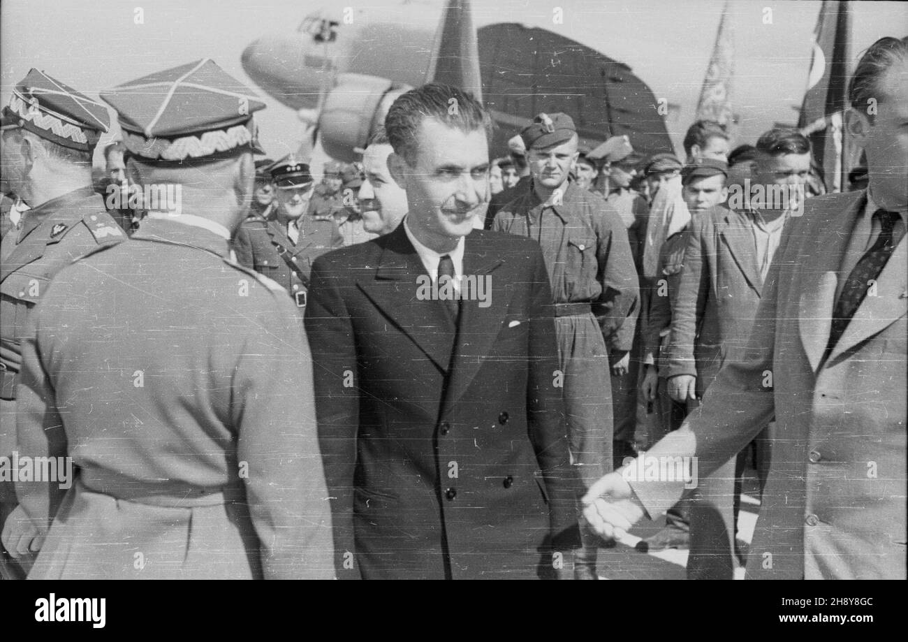 Warszawa, Okêcie, 1946-07-17. Powitanie delegacji hiszpañskiej, która przyjecha³a na uroczystoœæ 10-tej rocznicy rozpoczêcia Walk w Hiszpanii. NZ. m.in. pose³ nadzwyczajny i Minister pe³nomocnik Manuel Sanchez Arcas (w ciemnym garniturze). msa PAP/Stanis³aw D¹browiecki Warschau, Flughafen Okecie, 17. Juli 1946. Die Begrüßungszeremonie der spanischen Delegation, die zu den Feierlichkeiten zum 10th. Jahrestag des Ausbruchs des Bürgerkrieges in Spanien nach Polen gekommen ist. Im Bild: Sondergesandter und bevollmächtigter Minister Manuel Sanchez Arcas (in dunkler Farbe). msa PAP/Stanislaw Dabrowiecki Stockfoto