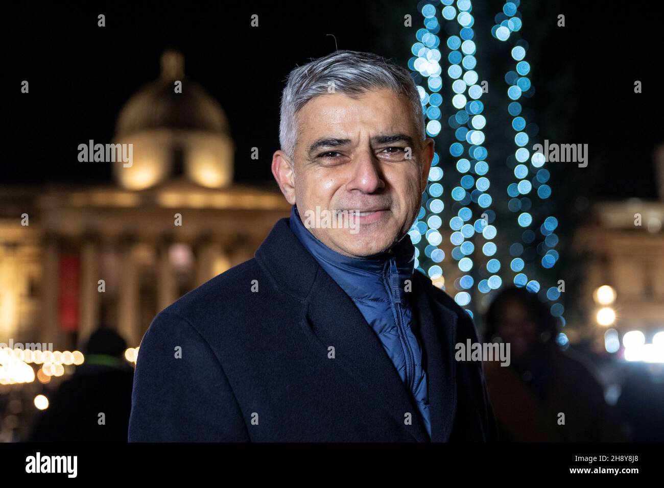 Der Bürgermeister von London, Sadiq Khan, posiert für ein Bild nach der Weihnachtsbaumbeleuchtung am Trafalgar Square, London, Großbritannien, am 2. Dezember 2021. REUTERS/May James Stockfoto