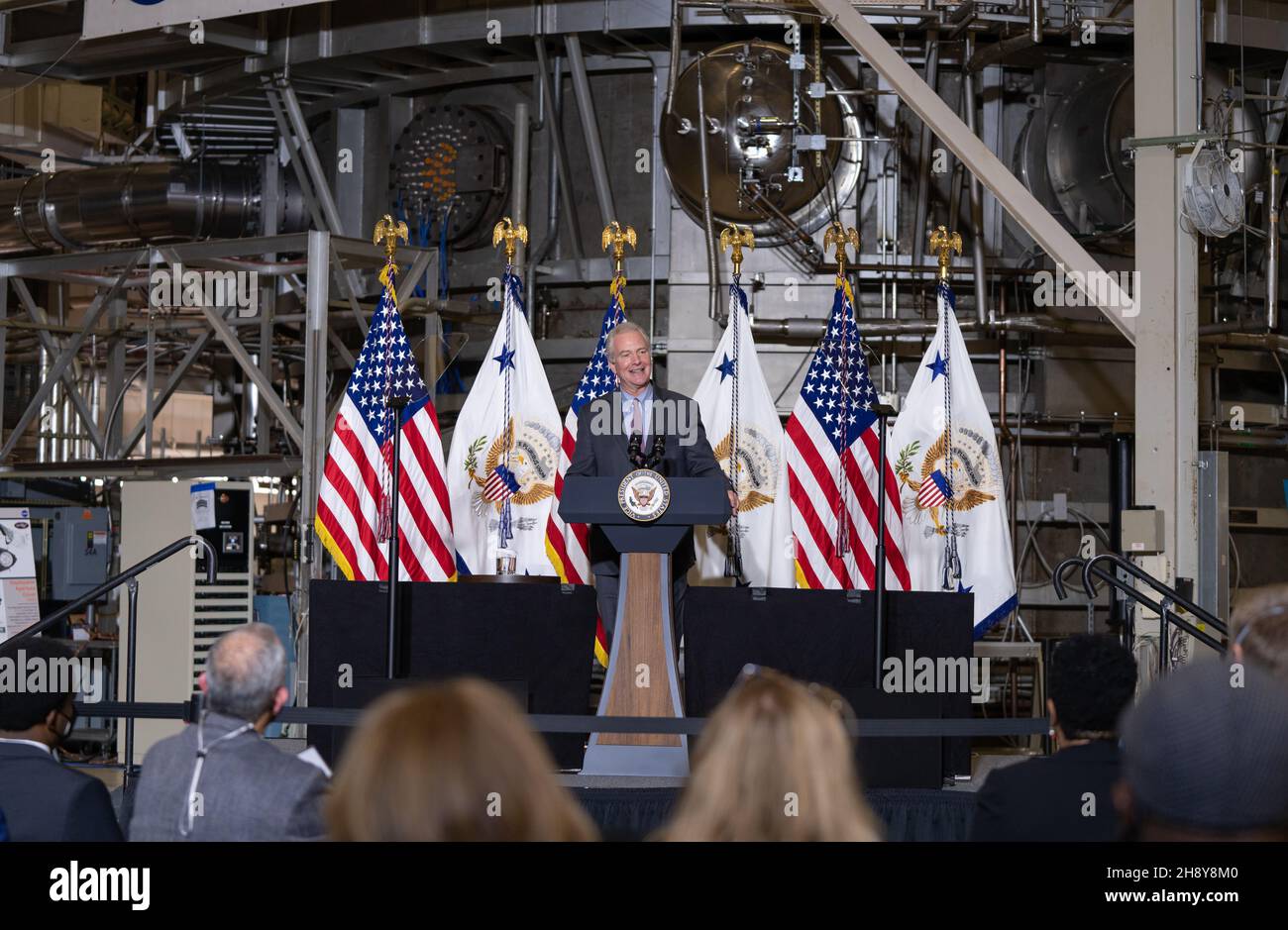 Greenbelt, Vereinigte Staaten von Amerika. 05. November 2021. Chris Van Hollen, Senator von Maryland, hält während des Besuchs von US-Vizepräsident Kamala Harris im Goddard Space Flight Center am 5. November 2021 in Greenbelt, Maryland, eine Rede. Quelle: Taylor Mickal/NASA/Alamy Live News Stockfoto