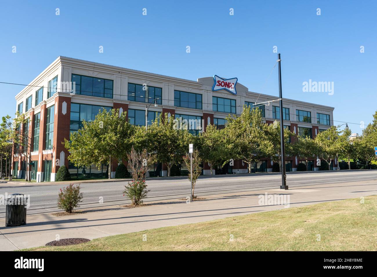 Oklahoma City, OK - 17. September 2021: Sonic Drive in der Fast-Food-Unternehmenszentrale befindet sich am Johnny Bench Dr in Bricktown. Stockfoto