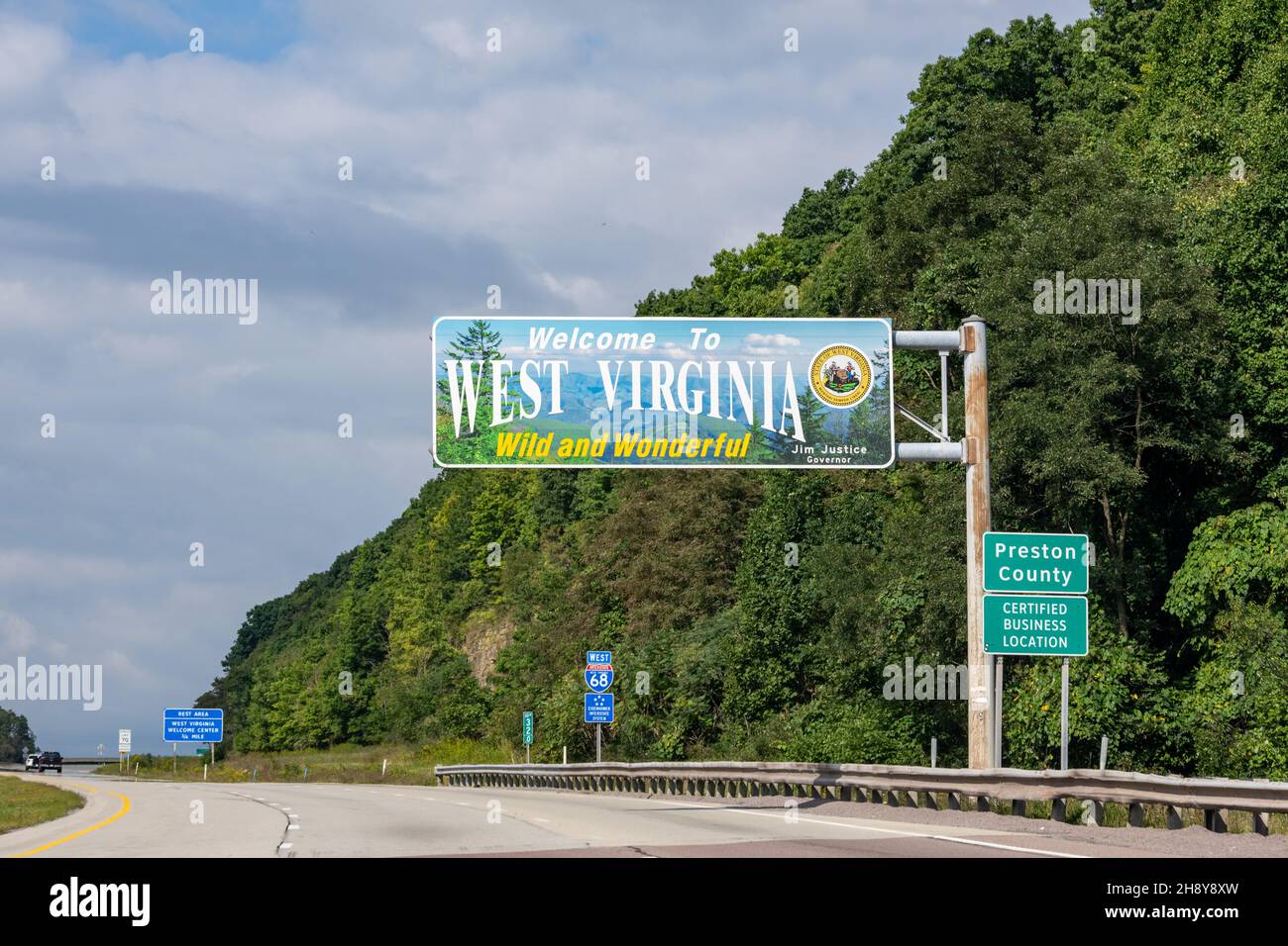 Bruceton Mills, West Virginia - 7. September 2021: Willkommen in West Virginia Wildes und wunderbares Schild an der Grenze zu Maryland auf der Route 68. Stockfoto