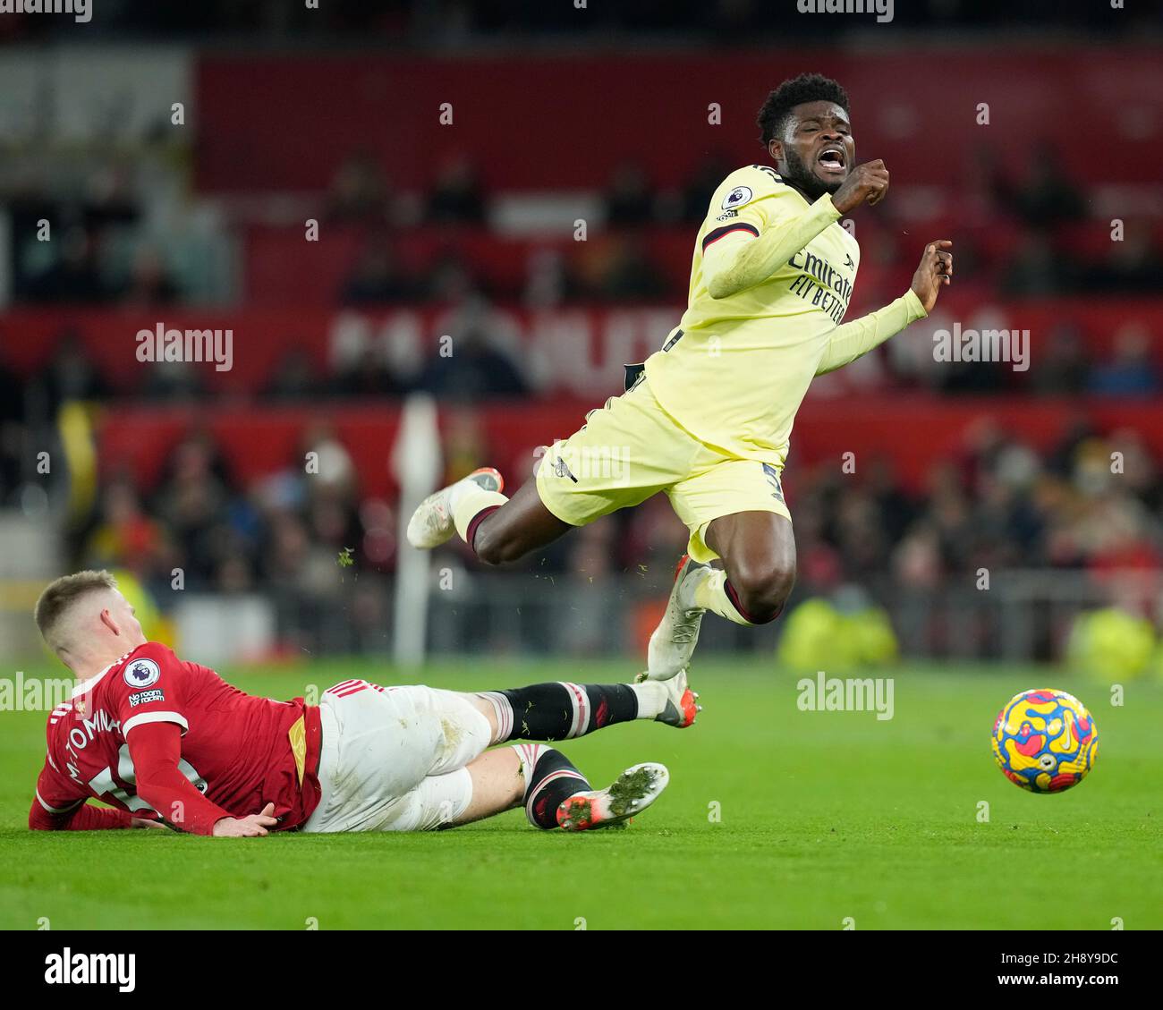 Manchester, England, 2nd. Dezember 2021. Scott McTominay von Manchester United tagt Thomas Partey von Arsenal während des Spiels in der Premier League in Old Trafford, Manchester. Bildnachweis sollte lauten: Andrew Yates / Sportimage Stockfoto