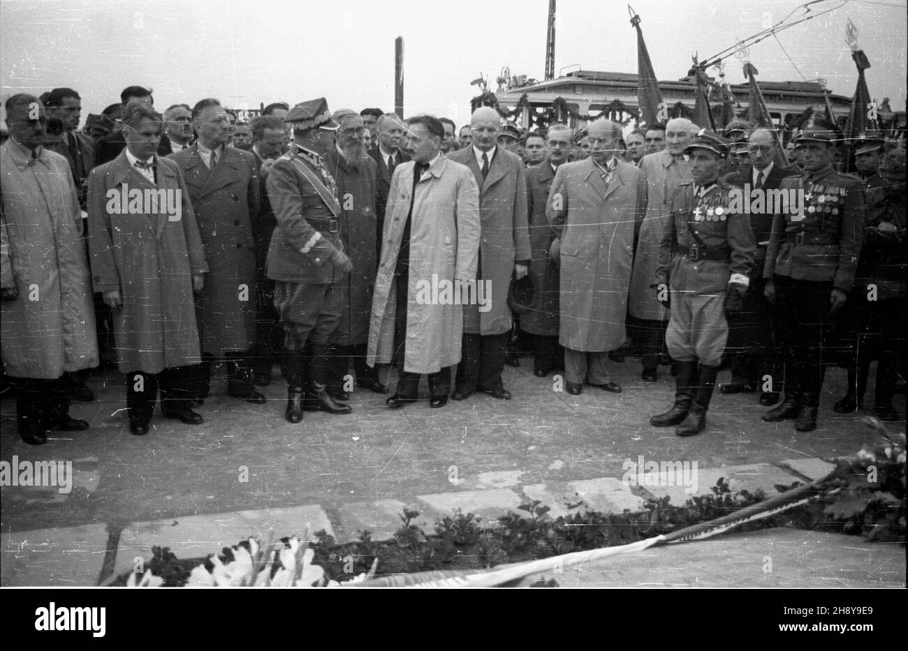 Warszawa, 1946-07-22. Podczas obchodów drugiej rocznicy odrodzenia Polski Ludowej, œwiêta 22 lipca, dokonano uroczystego otwarcia mostu Poniatowskiego, odbudowanego po zniszczeniach wojennych. NZ. Przedstawiciele rz¹du przed tablic¹ poœwiêcon¹ pamiêci poleg³ych nad Wis³¹. OD lewej m.in.: Minister odbudowy Micha³ Kaczorowski (1), Premierminister Edward Osóbka-Morawski (2), cz³onek prezydium KRN Wac³aw Barcikowski (3), Minister obrony narodowej Micha³ Rola-¯ymierski (5), wiceprezes KRN Stanis³aw Grabski (6), Prezydent Boles³aw Bierut (8), Rwary Stanis³aw Szrewalbe (9) przemys³u Stockfoto