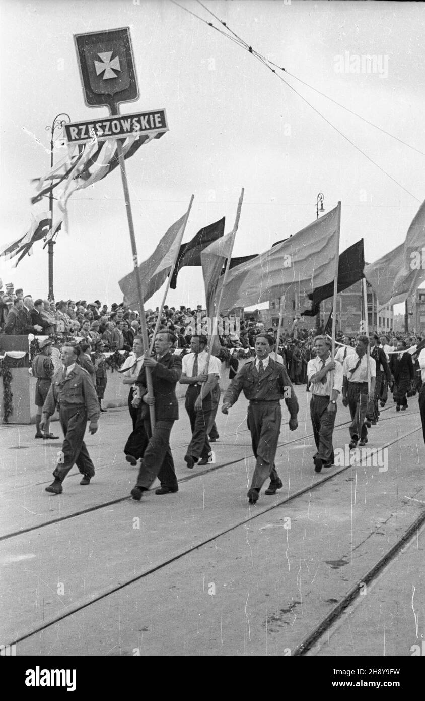 Warszawa, 1946-07-22. Podczas obchodów drugiej rocznicy odrodzenia Polski Ludowej, œwiêta 22 licca, ulicami miasta przesz³a parada. Dokonano tak¿e uroczystego otwarcia mostu Poniatowskiego, odbudowanego po zniszczeniach wojennych. NZ. parada na moœcie Poniatowskiego. frau PAP/Stanis³aw D¹browiecki Warschau, 22. Juli 1946. Die nach WW2 rekonstruierte Poniatowski-Brücke wurde während der Feierlichkeiten zum 2nd. Jahrestag der Gründung der Polnischen Volksrepublik am 22. Juli eröffnet. Eine Demonstration ging durch die Straßen der Stadt. Im Bild: Stadtbewohner marschieren über den Poniatowski B Stockfoto