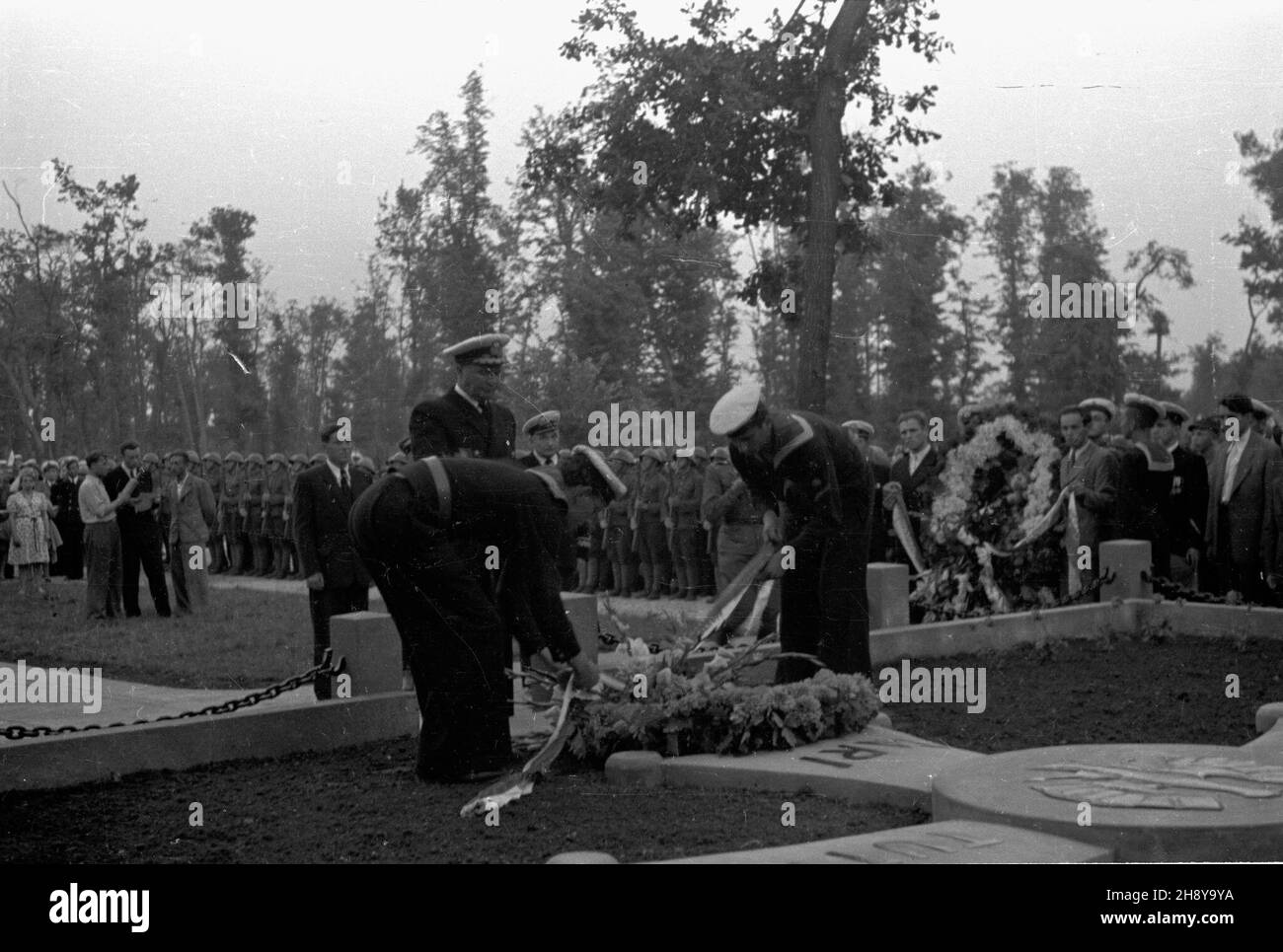 Gdañsk, 1946.07.27. Œwiêto Morza. Apel poleg³ych na Westerplatte. Przed wieñcem marsza³ek Micha³ Rola-¯ymierski. ps/gr PAP/Sprudin Danzig, 27. Juli 1946. Die Tage des Meeres. Die Rolle ruft nach den Toten auf der Westerplatte. Marschall Michal Rola-Zymierski legt einen Kranz. ps/gr PAP/Sprudin Stockfoto