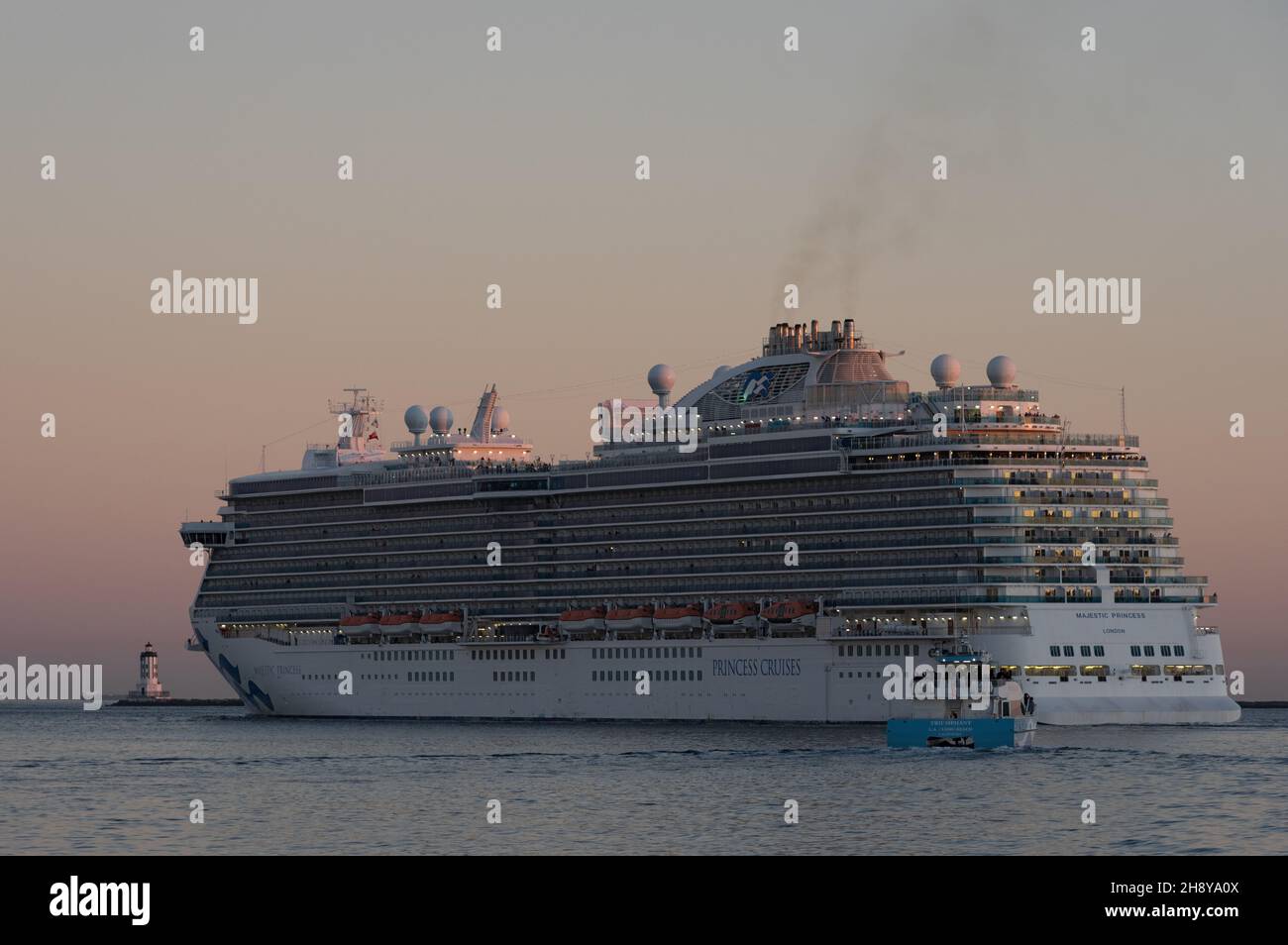 Das Kreuzfahrtschiff Majestic Princess, das den Hafen von Los Angeles verlässt. Stockfoto