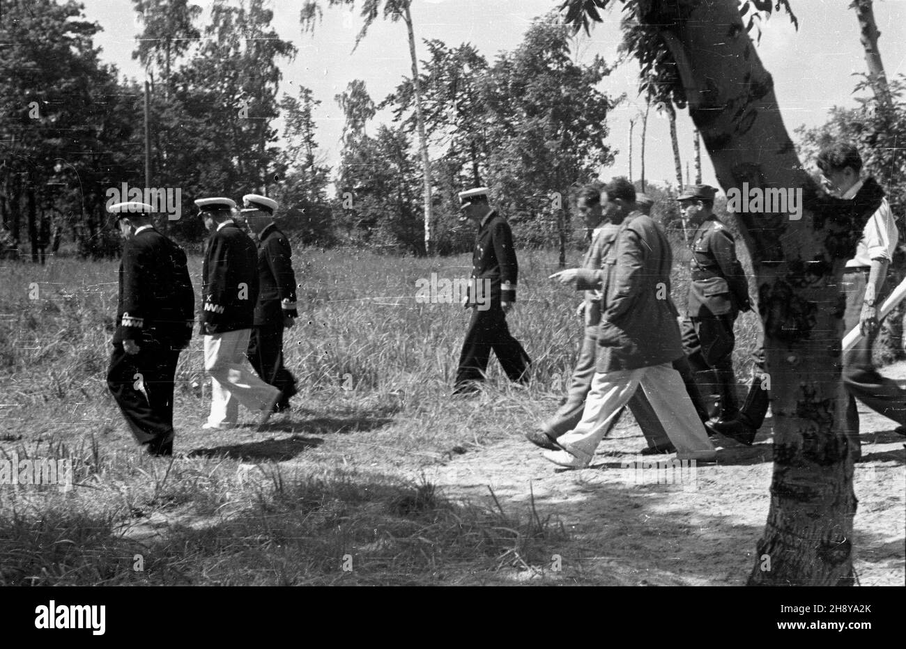 Trójmiasto, 1946.07.27-28. Obchody Œwiêta Morza. Marsza³ek Micha³ Rola-¯ymierski (drugi od lewej) i kontradmira³ Adam Mohuczy (pierwszy od lewej). ps/gr PAP/Sprudin Trojmiasto, 27.-28. Juli 1946. Die Tage des Meeres. Im Bild: Marschall Michal Rola-Zymierski (2nd von links) und Konteradmiral Adam Mohuczy (1st von links). ps/gr PAP/Sprudin Stockfoto