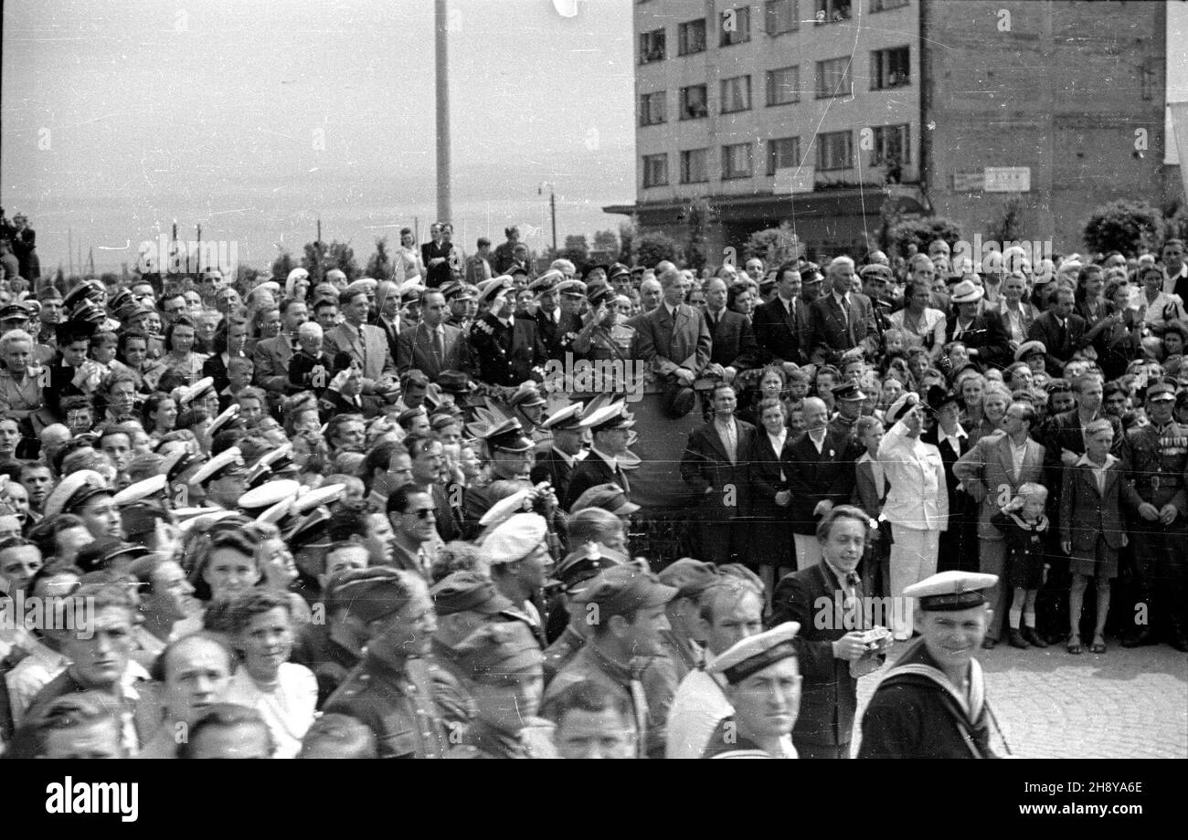 Gdynia, 1946.07.28. Defilada z okazji Œwiêta Morza. Na trybunie w pierwszym rzêdzie stoj¹ (od lewej): wojewoda gdañski Stanis³aw Zra³ek, Minister ¿eglugi i handlu zagranicznego Stefan Jêdrychowski, marsza³ek Micha³ Rola-¯ymierski, konradmira³ Adam Mohuczy, nieznana osoba, pe³nomocnik rz¹du do Spraw wybrze¿a Eugenisz Kwiatkowski. ps/gr PAP/Sprudin Gdynia, 28. Juli 1946. Die Parade der polnischen Marine im Zusammenhang mit den Tagen des Meeres. Auf dem Podium von links: Danzig Voivod Stanislaw Zralek, der Minister für Schifffahrt und Außenhandel Stefan Jedrychowski, Marschall Michal Rola-Zymierski, Rea Stockfoto