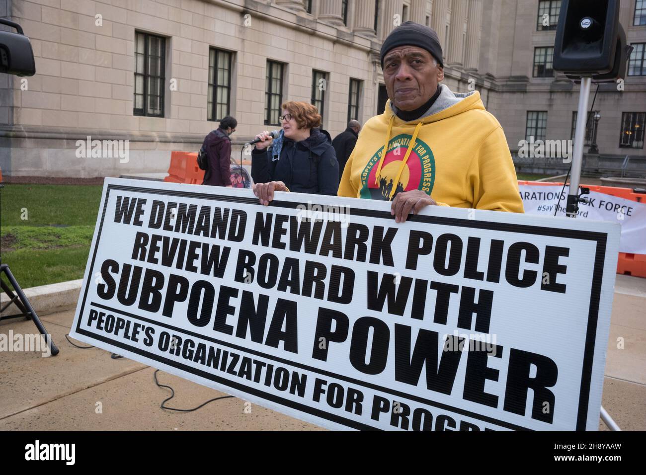TRENTON, New Jersey, USA. 1st Dez 2021. DANIELE CARVITA, links, spricht während der SURJ (Show Up for Racial Justice) während einer Demonstration und eines Protestes der People's Organization for Progress (POP) im Statehouse Annex in Trenton, New Jersey. DER POP-Organisator Larry Hamm, rechts und etwa 50 Demonstranten standen vor der Legislaturperiode zur Verfügung, um einen Gesetzentwurf für ein ziviles Überprüfungsausschuss aus Newark mit Vorladung zu unterstützen. (Bild: © Brian Branch Price/ZUMA Press Wire) Stockfoto