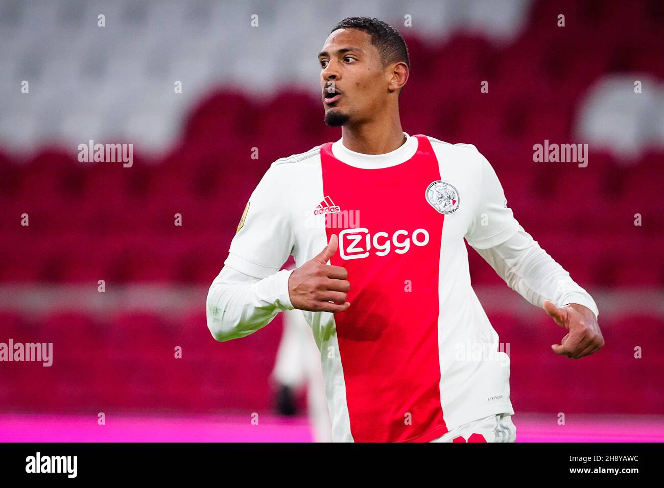 AMSTERDAM, NIEDERLANDE - 2. DEZEMBER: Sebastien Haller von Ajax schaut während des niederländischen Eredivisie-Spiels zwischen Ajax und Willem II in der Johan Cruijff Arena am 2. Dezember 2021 in Amsterdam, Niederlande (Foto: Geert van Erven/Orange Picters) Stockfoto