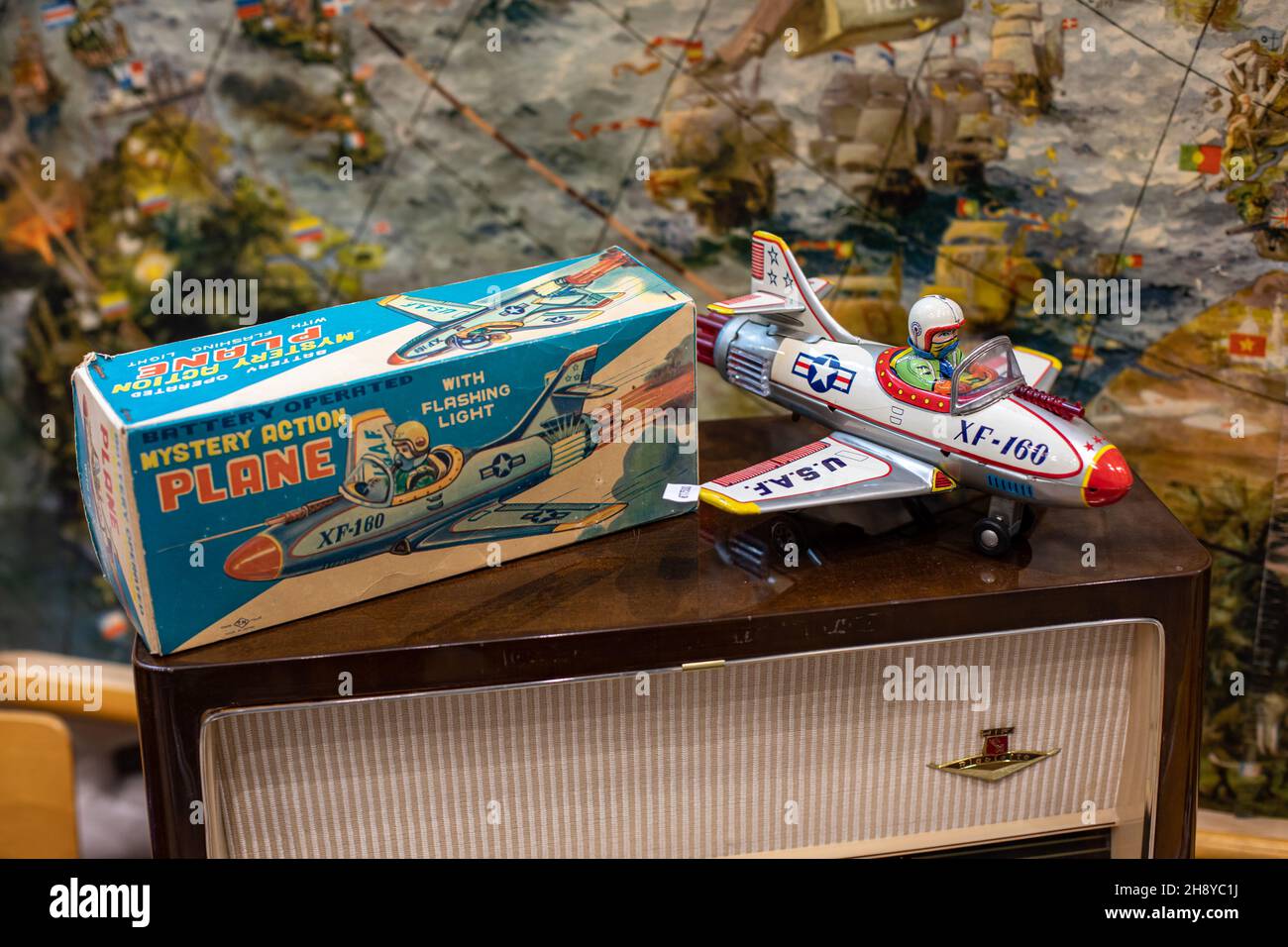 Mystery Action-Flugzeug XF-160 mit Blitzlicht. Batteriebetriebenes Vintage-Blechspielzeug zum Verkauf auf der Retro & Vintage Design Expo in Helsinki, Finnland. Stockfoto