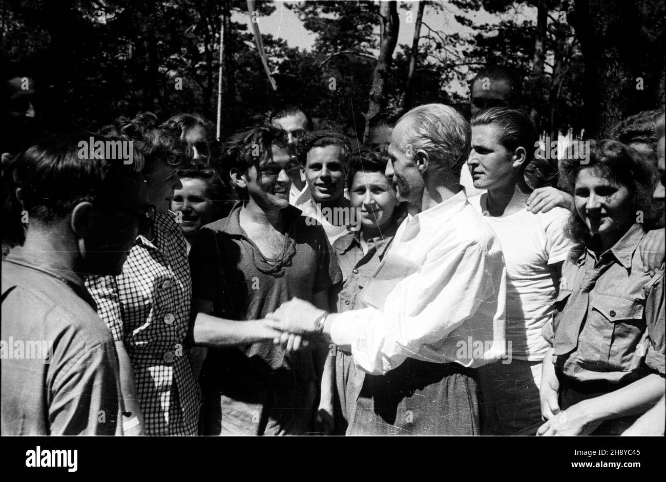 Otwock, 1946-08. Obóz letni Organizacji M³odzie¿y Towarzystwa Uniwersytetu Robotniczego (OM TUR). NZ. Spotkanie z poet¹ Julianem Tuwimem. ka PAP/J. ¯yszkowski Dok³adny dzieñ wydarzenia nieustalony. Otwock, 1946. August. Ein Sommerlager der Jugendorganisation der Arbeiteruniversität (OM TUR). Im Bild: Ein Treffen mit dem Dichter Julian Tuwim. ka PAP/J. Zyszkowski Stockfoto