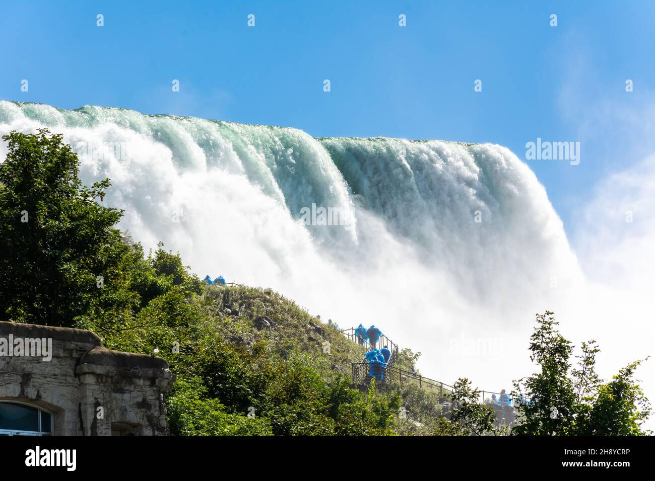 Wasser fließt über den Rand der Horseshoe Falls, dem größten der drei Wasserfälle, die zusammen die Niagara Falls am Niagara River Alon bilden Stockfoto