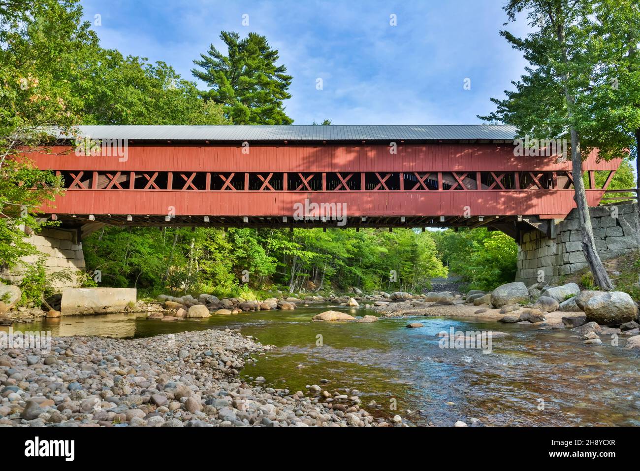 Swift River Bridge, die den Swift River bei Conway, New Hampshire, Vereinigte Staaten von Amerika überquert.die Brücke stammt aus dem Jahr 1869 Stockfoto