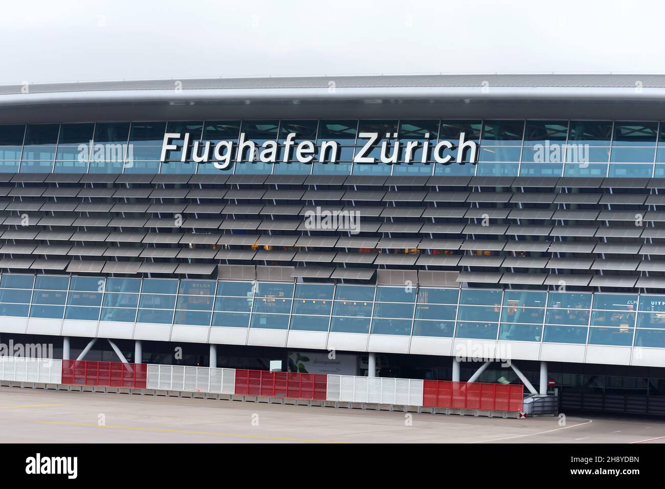 Schild Flughafen Zürich an der Flughafenfassade. Der Hauptflughafen der Schweiz befindet sich in Kloten. Stockfoto
